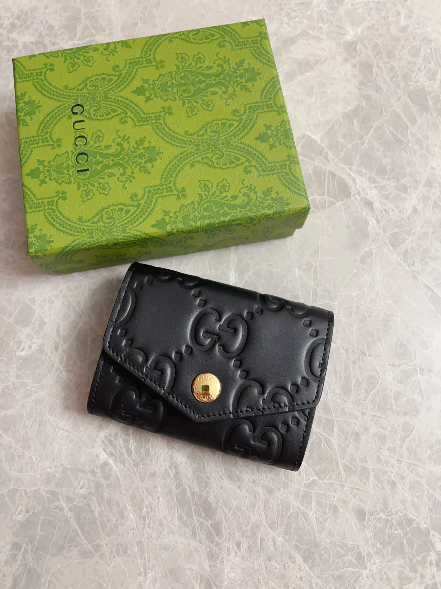 💰350🇭🇺🇭🇺Gucci [New Product] The classic GG pattern with rich texture and luster injects a unique style into this elegant black short card holder🍖🍖. Black GG cowhide, antique gold tone metal buttons🍖🍖 Model: 772792 Size: 11x 7.5 Color: Black Made in Italy