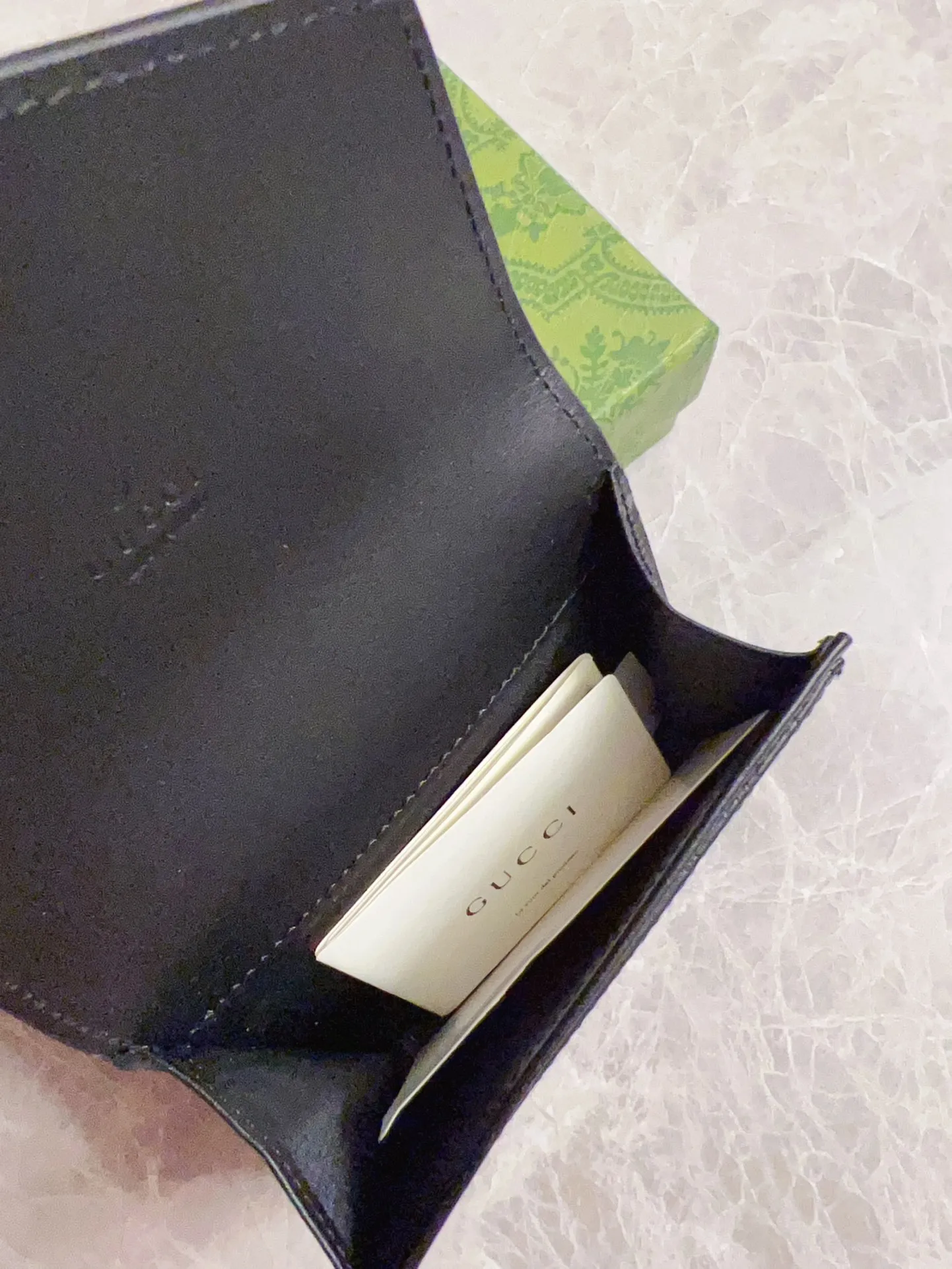 💰350🇭🇺🇭🇺Gucci [New Product] The classic GG pattern with rich texture and luster injects a unique style into this elegant black short card holder🍖🍖. Black GG cowhide, antique gold tone metal buttons🍖🍖 Model: 772792 Size: 11x 7.5 Color: Black Made in Italy