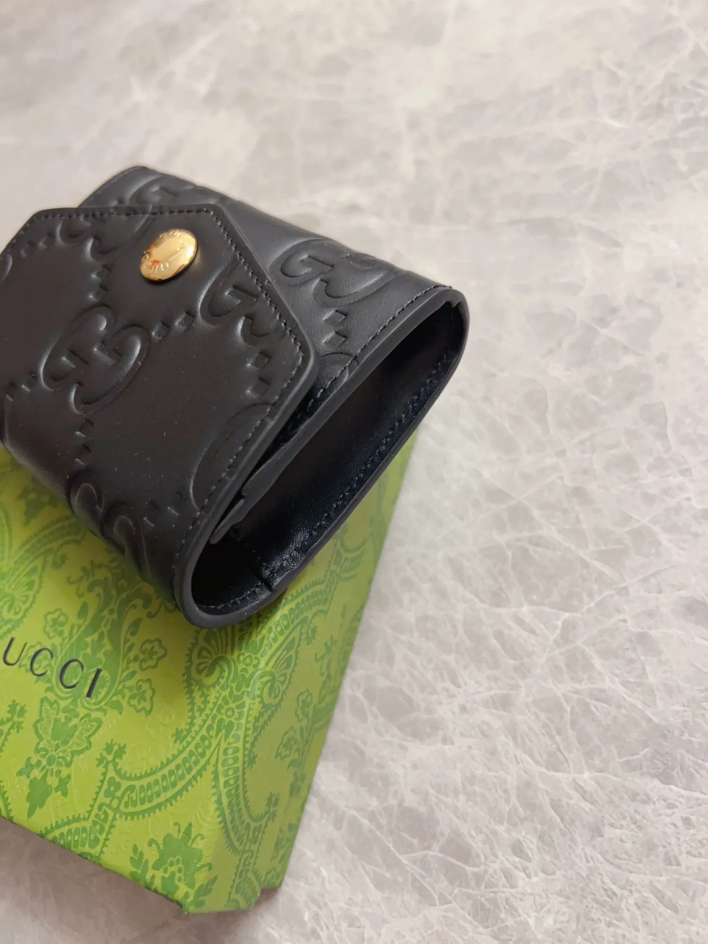 💰350🇭🇺🇭🇺Gucci [New Product] The classic GG pattern with rich texture and luster injects a unique style into this elegant black short card holder🍖🍖. Black GG cowhide, antique gold tone metal buttons🍖🍖 Model: 772792 Size: 11x 7.5 Color: Black Made in Italy