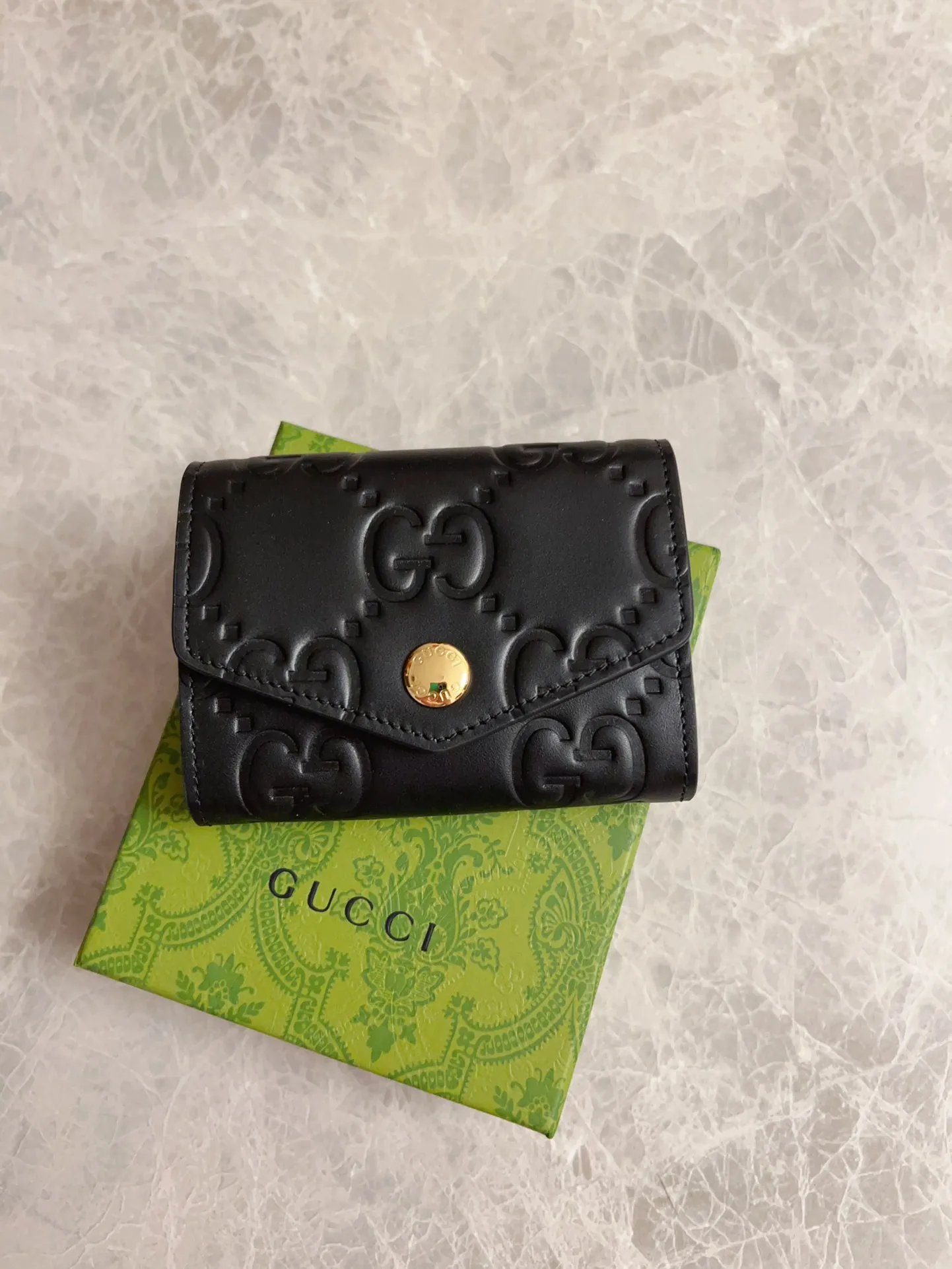 💰350🇭🇺🇭🇺Gucci [New Product] The classic GG pattern with rich texture and luster injects a unique style into this elegant black short card holder🍖🍖. Black GG cowhide, antique gold tone metal buttons🍖🍖 Model: 772792 Size: 11x 7.5 Color: Black Made in Italy
