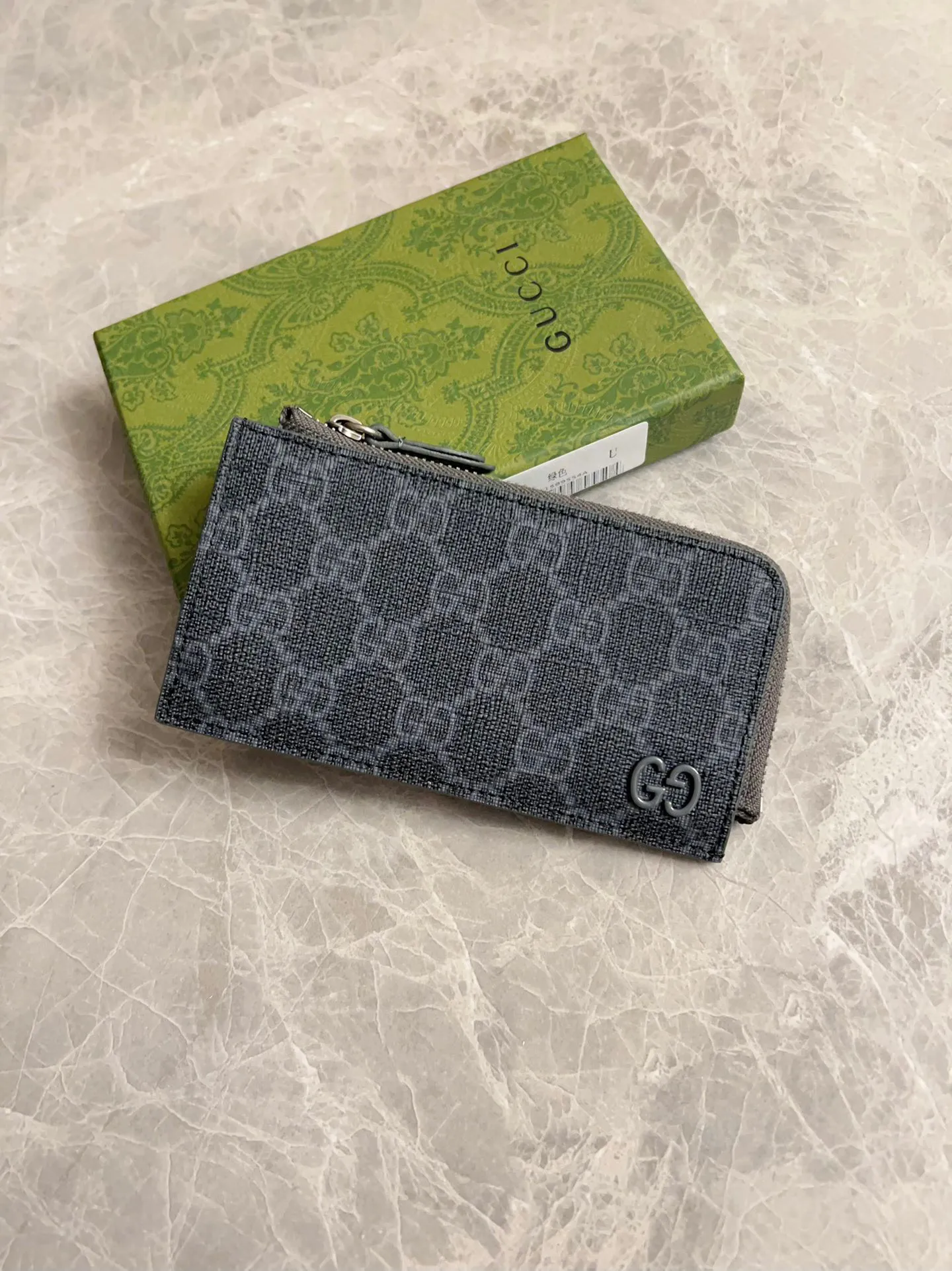💰340 🇭🇺🇭🇺Gucci’s latest collection ~ card holder 🥗🥗 uses a two-tone design full of contrasting beauty to bring out the GG logo emblazoned on the bag🥗🥗The fabric is black GG, and the lining is made of contrasting cowhide leather 🥗🥗Black GG Supreme canvas, 🥗🥗with dark gray ceramic effect double G, size: 13.5x 8cm model: 795233 (original product)
