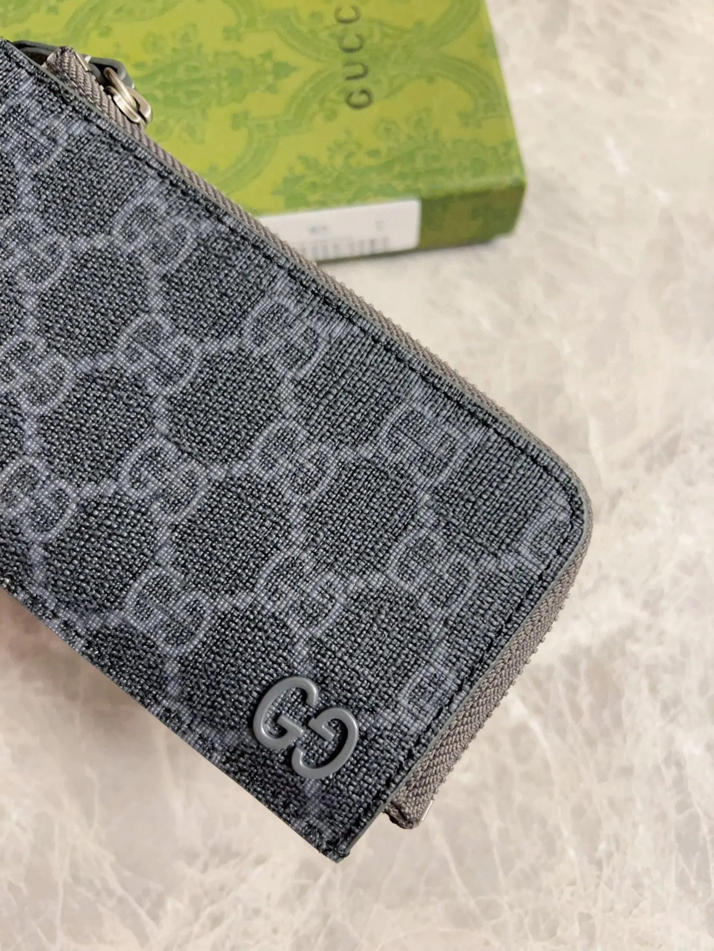 💰340 🇭🇺🇭🇺Gucci’s latest collection ~ card holder 🥗🥗 uses a two-tone design full of contrasting beauty to bring out the GG logo emblazoned on the bag🥗🥗The fabric is black GG, and the lining is made of contrasting cowhide leather 🥗🥗Black GG Supreme canvas, 🥗🥗with dark gray ceramic effect double G, size: 13.5x 8cm model: 795233 (original product)