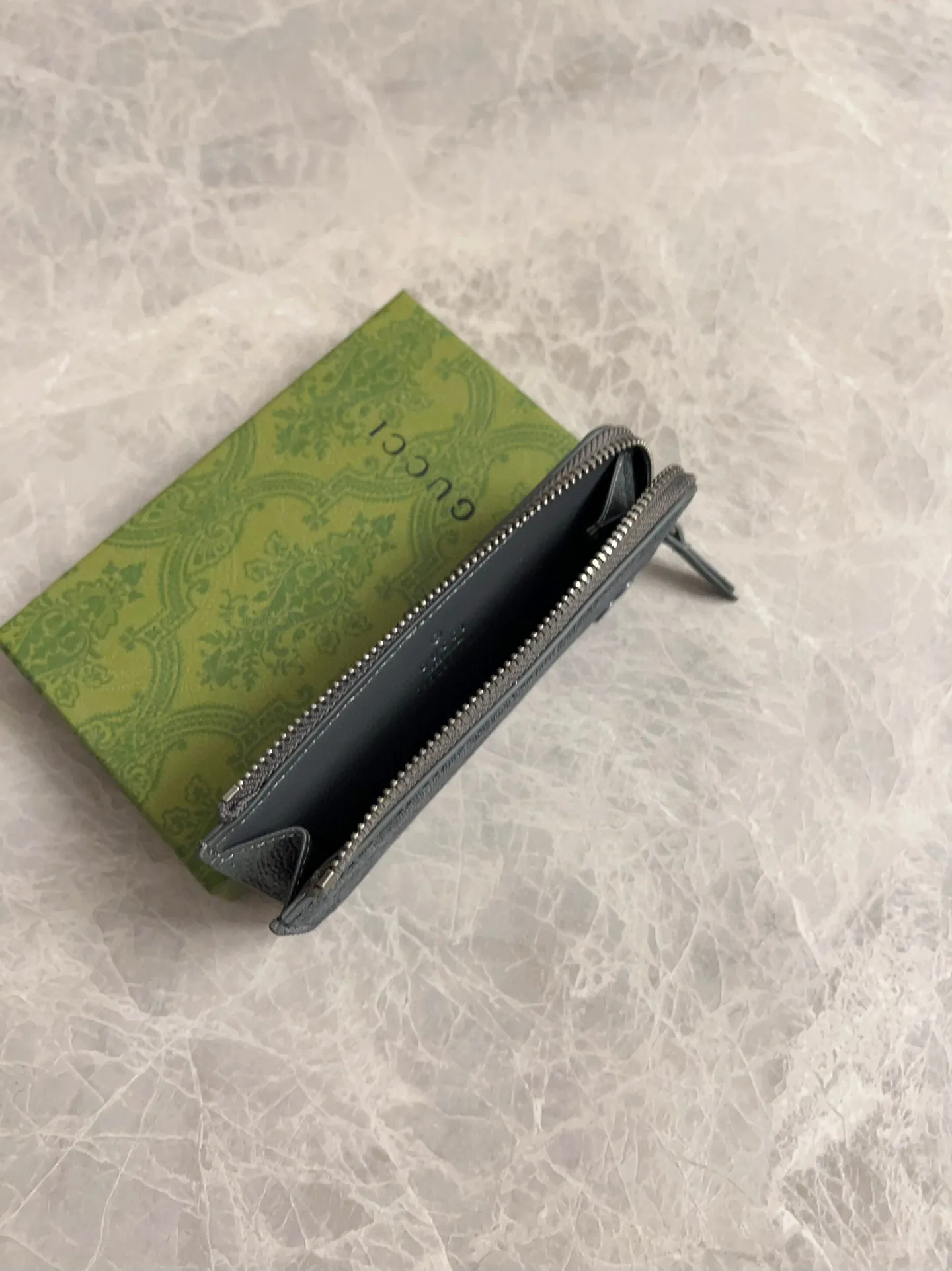💰340 🇭🇺🇭🇺Gucci’s latest collection ~ card holder 🥗🥗 uses a two-tone design full of contrasting beauty to bring out the GG logo emblazoned on the bag🥗🥗The fabric is black GG, and the lining is made of contrasting cowhide leather 🥗🥗Black GG Supreme canvas, 🥗🥗with dark gray ceramic effect double G, size: 13.5x 8cm model: 795233 (original product)