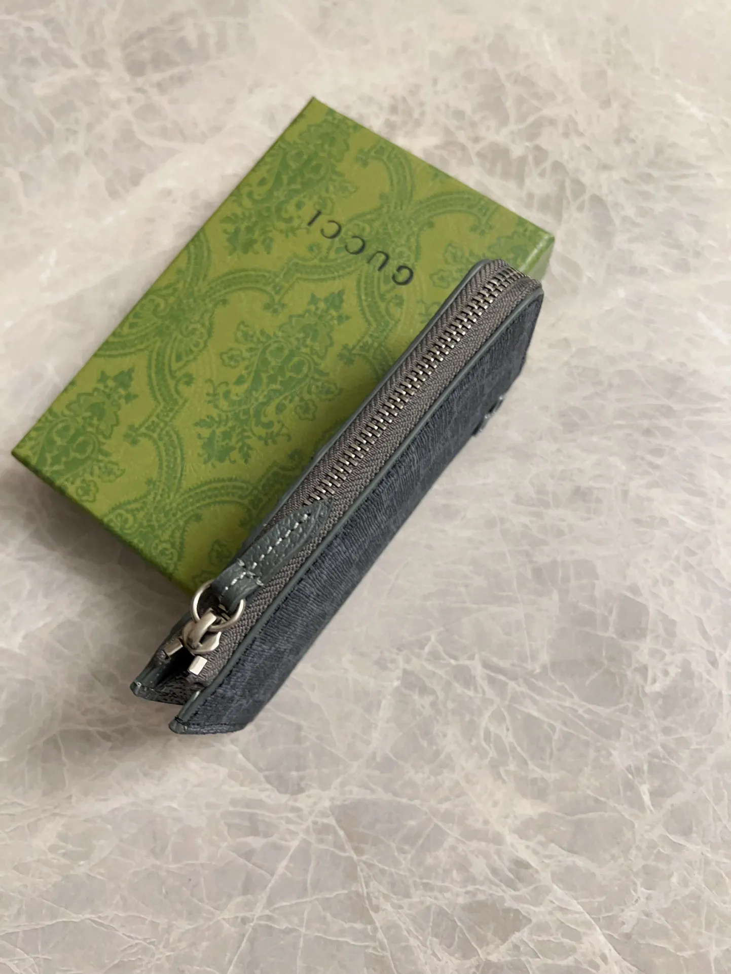 💰340 🇭🇺🇭🇺Gucci’s latest collection ~ card holder 🥗🥗 uses a two-tone design full of contrasting beauty to bring out the GG logo emblazoned on the bag🥗🥗The fabric is black GG, and the lining is made of contrasting cowhide leather 🥗🥗Black GG Supreme canvas, 🥗🥗with dark gray ceramic effect double G, size: 13.5x 8cm model: 795233 (original product)