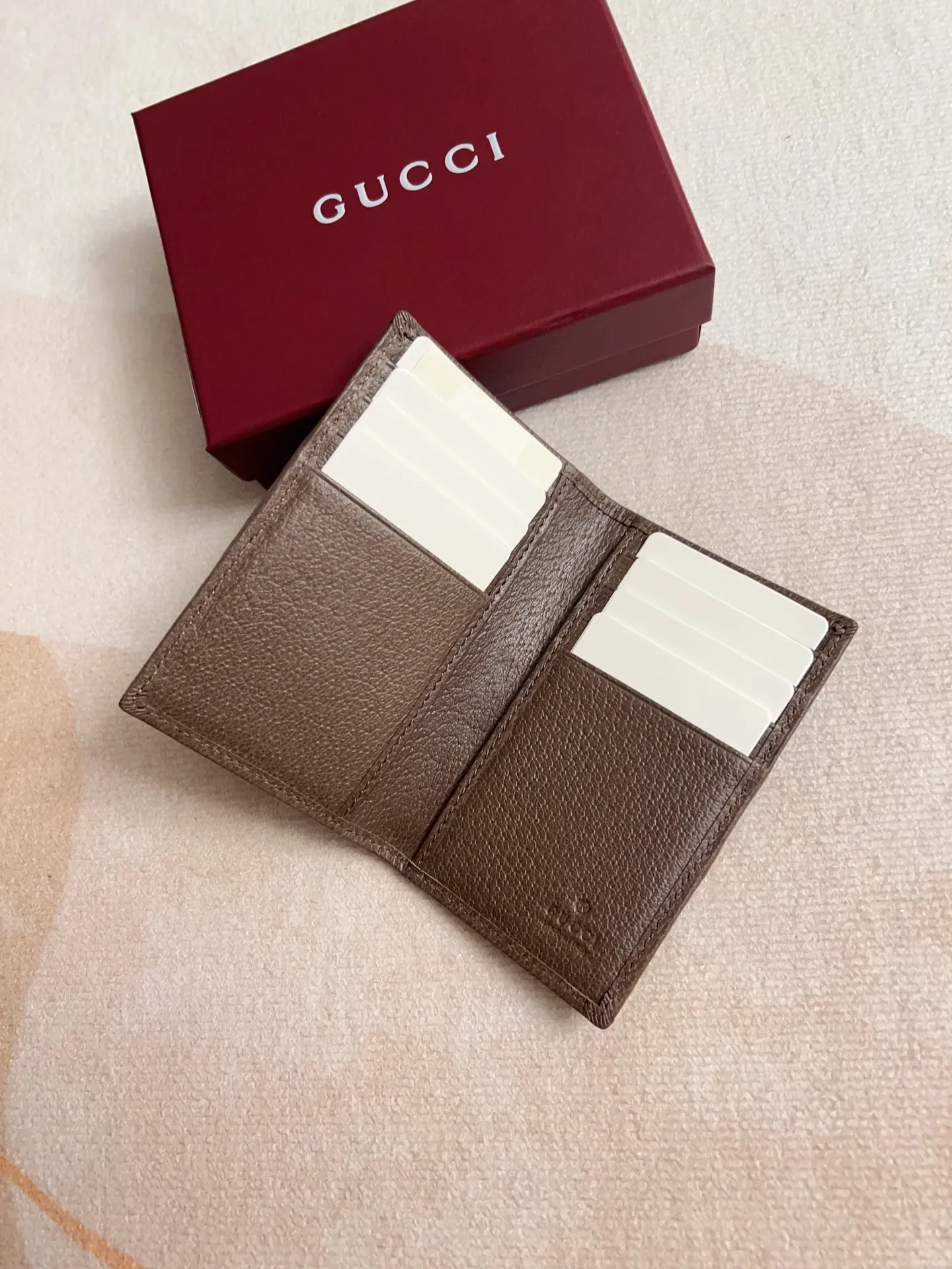 💰330🇭🇺🇭🇺 The new model is synchronized with the official website! Ophidia series ~ card holder wallet, 🍉🍉 made of GG Supreme original factory pig grain first-layer cowhide with PVC 🍉🍉 equipped with iconic double G hardware marks, classic red and green webbing, exquisitely made! 🍉🍉Model number: 834691🍉🍉Size: 11x10cm, color: brown maroon