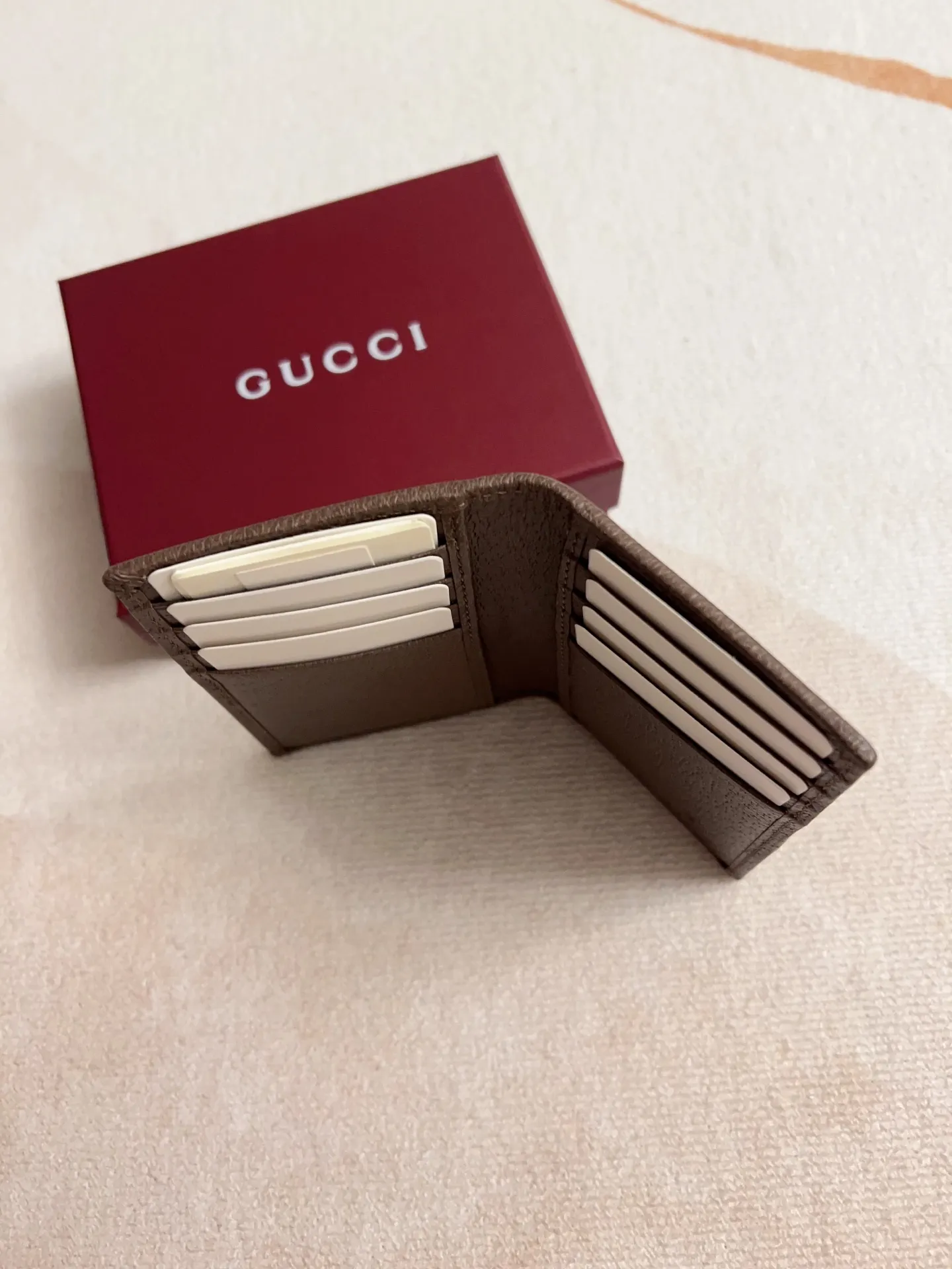 💰330🇭🇺🇭🇺 The new model is synchronized with the official website! Ophidia series ~ card holder wallet, 🍉🍉 made of GG Supreme original factory pig grain first-layer cowhide with PVC 🍉🍉 equipped with iconic double G hardware marks, classic red and green webbing, exquisitely made! 🍉🍉Model number: 834691🍉🍉Size: 11x10cm, color: brown maroon
