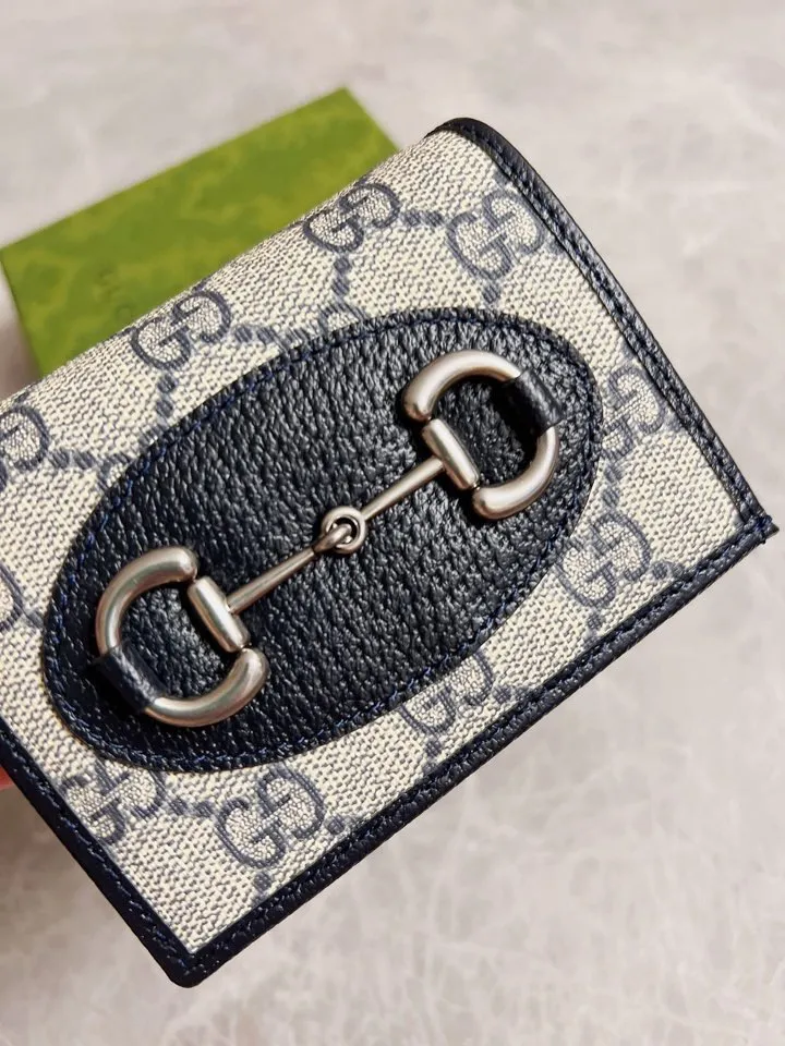 💰360 🇭🇺🇭🇺 In the spring and summer series~beige🐡🐡newly launched Gucci is made of GG Supreme high-end artificial canvas and cowhide material 🐡🐡1955 Horsebit Card Holder This series adopts the same double-ring and long strip design as the handbag 🐡🐡This detail is inspired by the brand’s equestrian origins 🐡🐡It is one of Gucci’s classic heritage🐡🐡It is also one of the brand’s most representative symbolic elements🐡🐡Model: 621887, size: width 11x height 8.5x side width 3cm