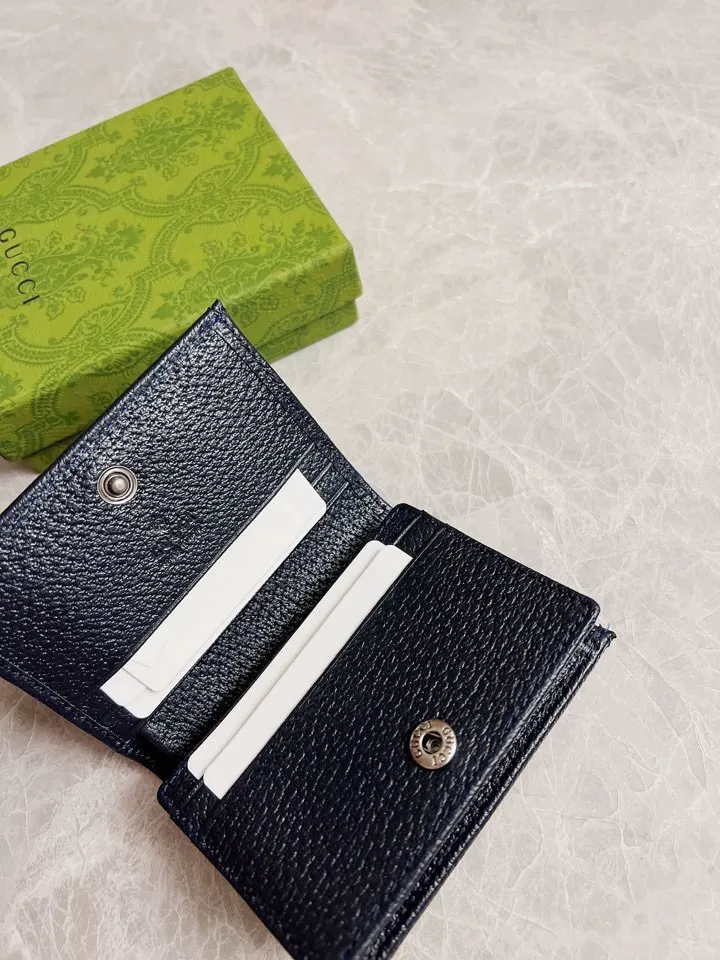💰360 🇭🇺🇭🇺 In the spring and summer series~beige🐡🐡newly launched Gucci is made of GG Supreme high-end artificial canvas and cowhide material 🐡🐡1955 Horsebit Card Holder This series adopts the same double-ring and long strip design as the handbag 🐡🐡This detail is inspired by the brand’s equestrian origins 🐡🐡It is one of Gucci’s classic heritage🐡🐡It is also one of the brand’s most representative symbolic elements🐡🐡Model: 621887, size: width 11x height 8.5x side width 3cm