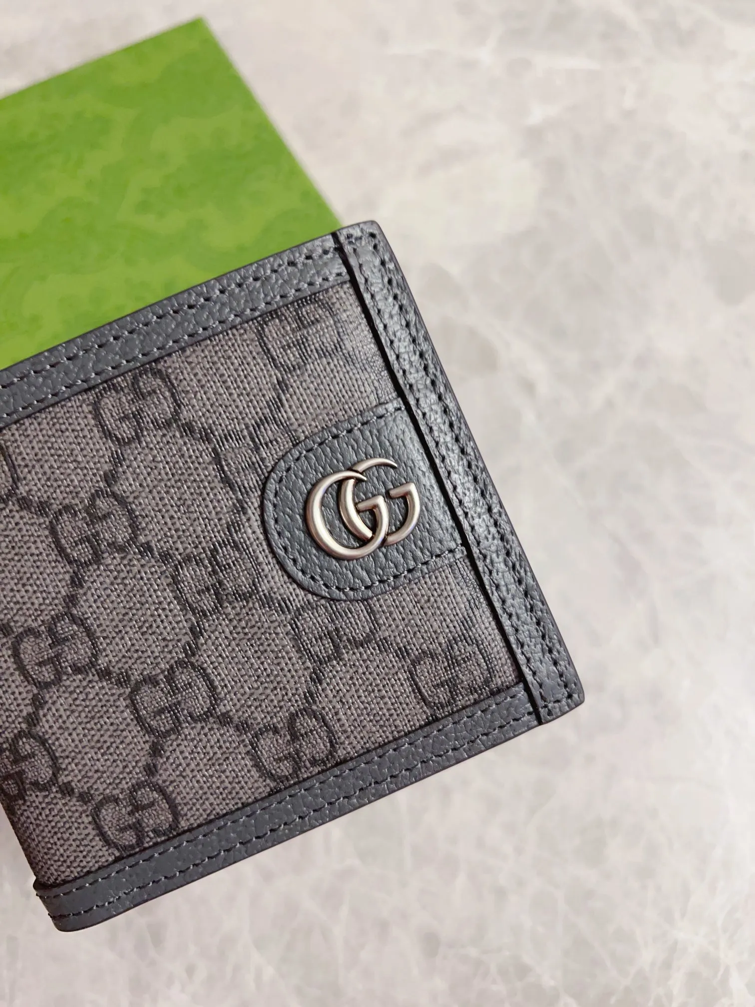 💰300🇭🇺🇭🇺GucciO’s latest phidia series short wallet, Ophidia series items have endless retro feelings. Gray GG Supreme canvas, gray cowhide piping, palladium tone accessories Double G Model: 597609 (insert card on one side and coin pocket on the other) Size: 12x 9.5cm Color: gray/pvc.