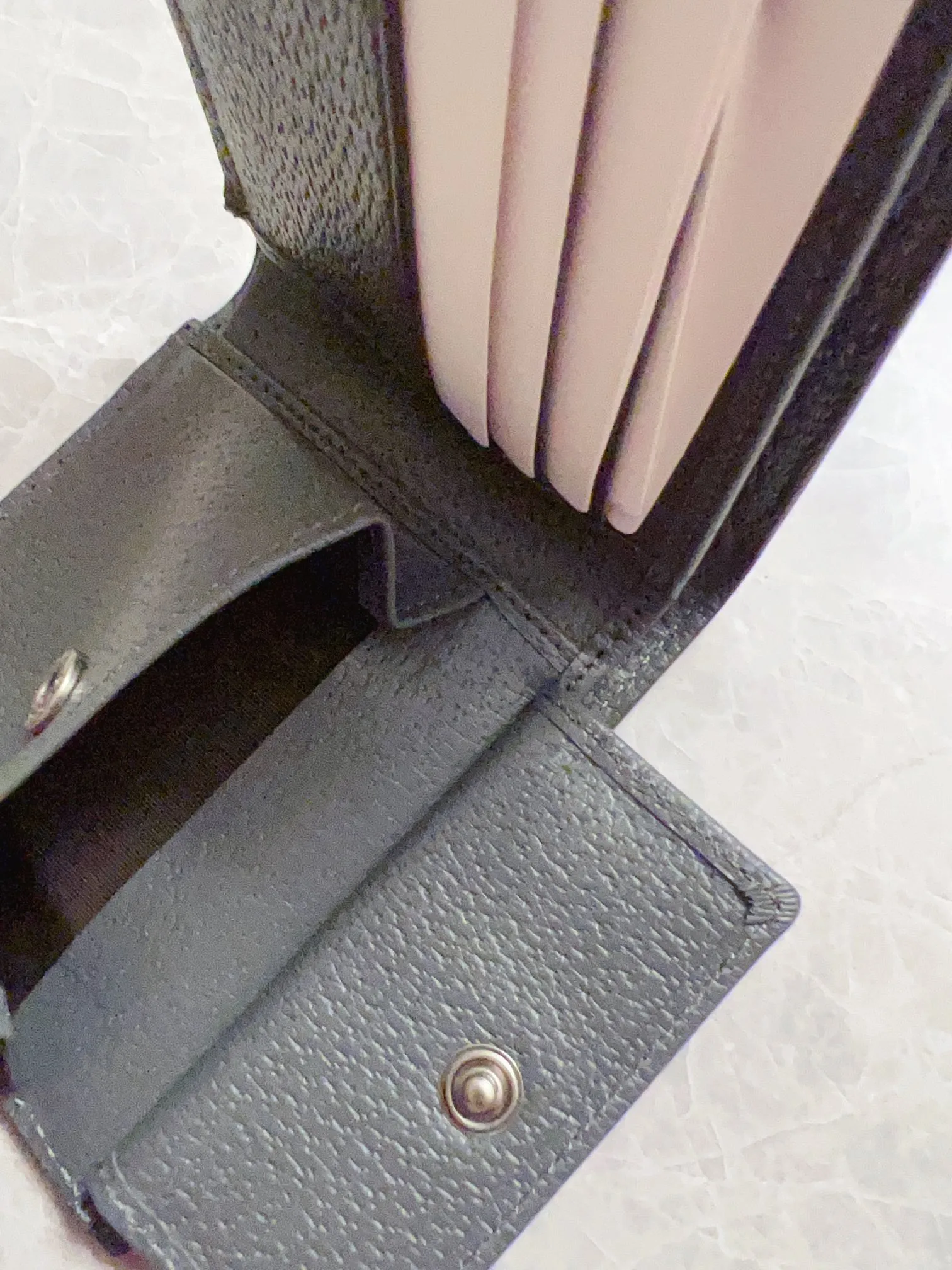 💰300🇭🇺🇭🇺GucciO’s latest phidia series short wallet, Ophidia series items have endless retro feelings. Gray GG Supreme canvas, gray cowhide piping, palladium tone accessories Double G Model: 597609 (insert card on one side and coin pocket on the other) Size: 12x 9.5cm Color: gray/pvc.