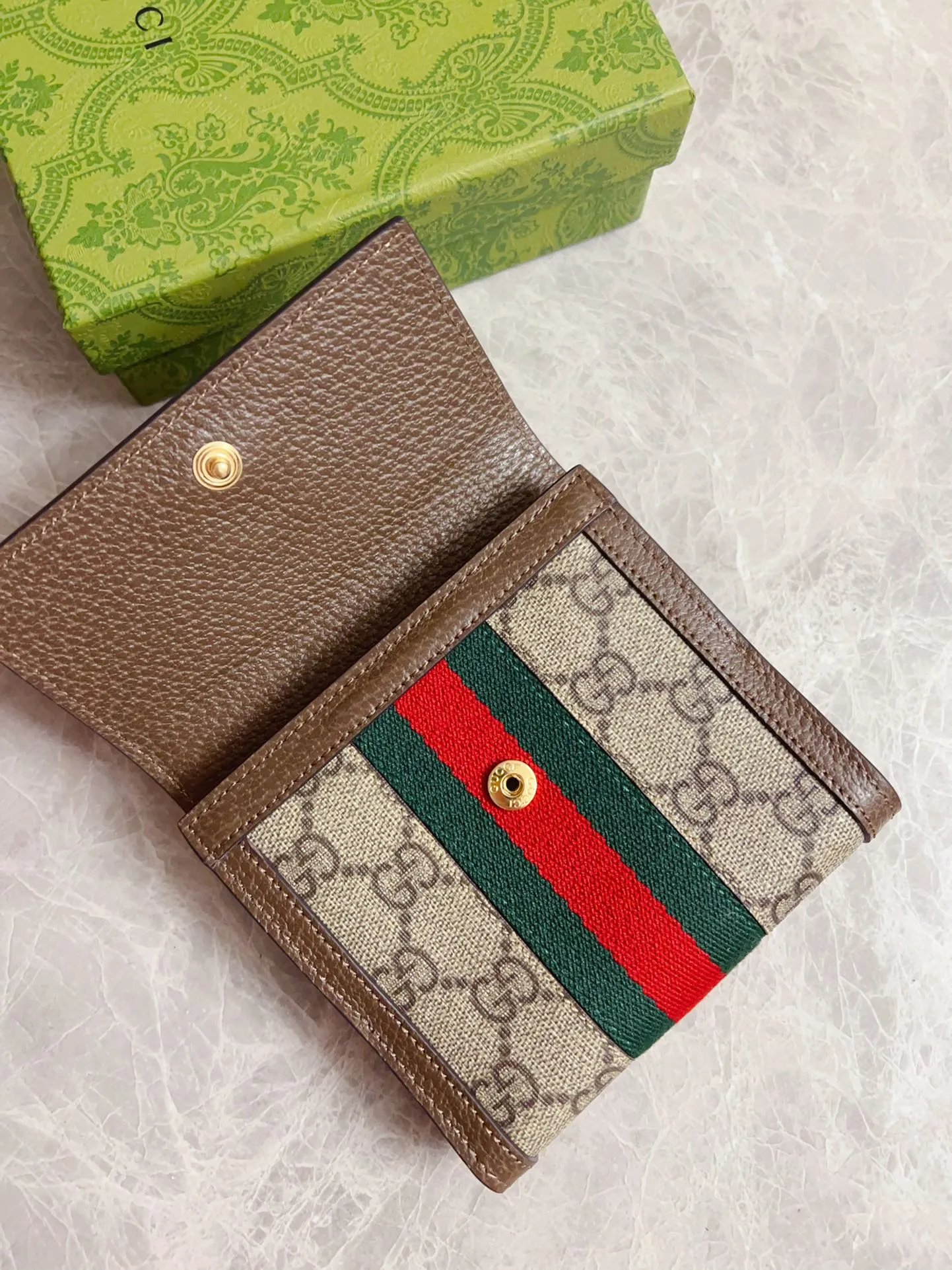 💰390 🇭🇺🇭🇺 The official website is synchronized with the new model! Ophidia series ~ short wallet with multiple card slots inside ~ coin purse 🍯🍯 made of GG Supreme high-grade PVC fabric 🍯🍯 with iconic double G hardware marks and classic red and green webbing, exquisitely made! 🍯🍯Model number: 523174, Size: W12xH11xD3cm, Color: Coffee