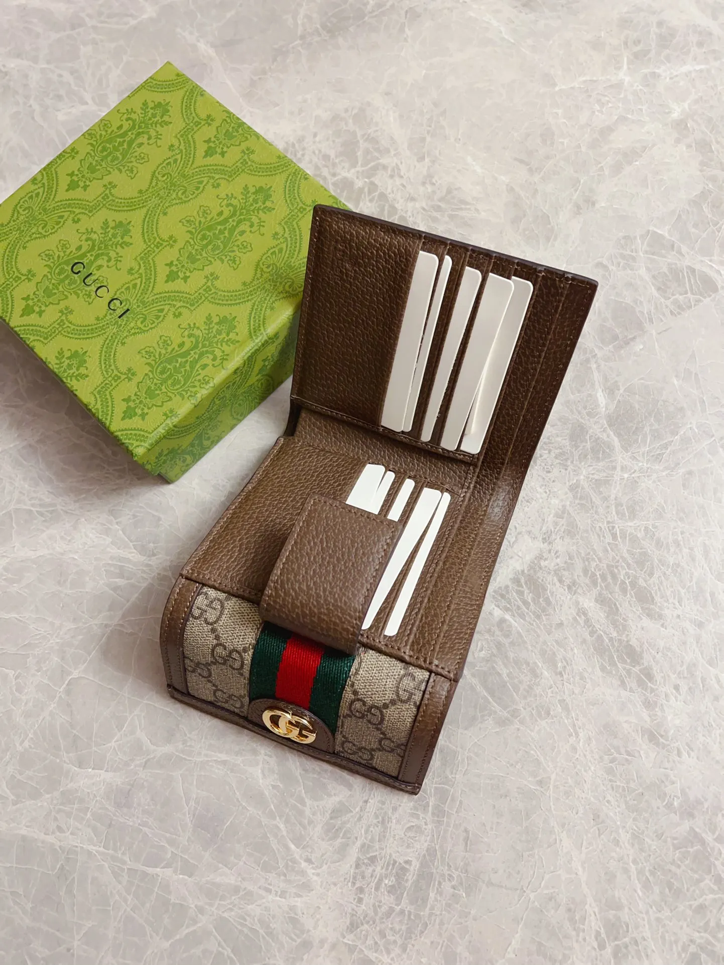 💰390 🇭🇺🇭🇺 The official website is synchronized with the new model! Ophidia series ~ short wallet with multiple card slots inside ~ coin purse 🍯🍯 made of GG Supreme high-grade PVC fabric 🍯🍯 with iconic double G hardware marks and classic red and green webbing, exquisitely made! 🍯🍯Model number: 523174, Size: W12xH11xD3cm, Color: Coffee