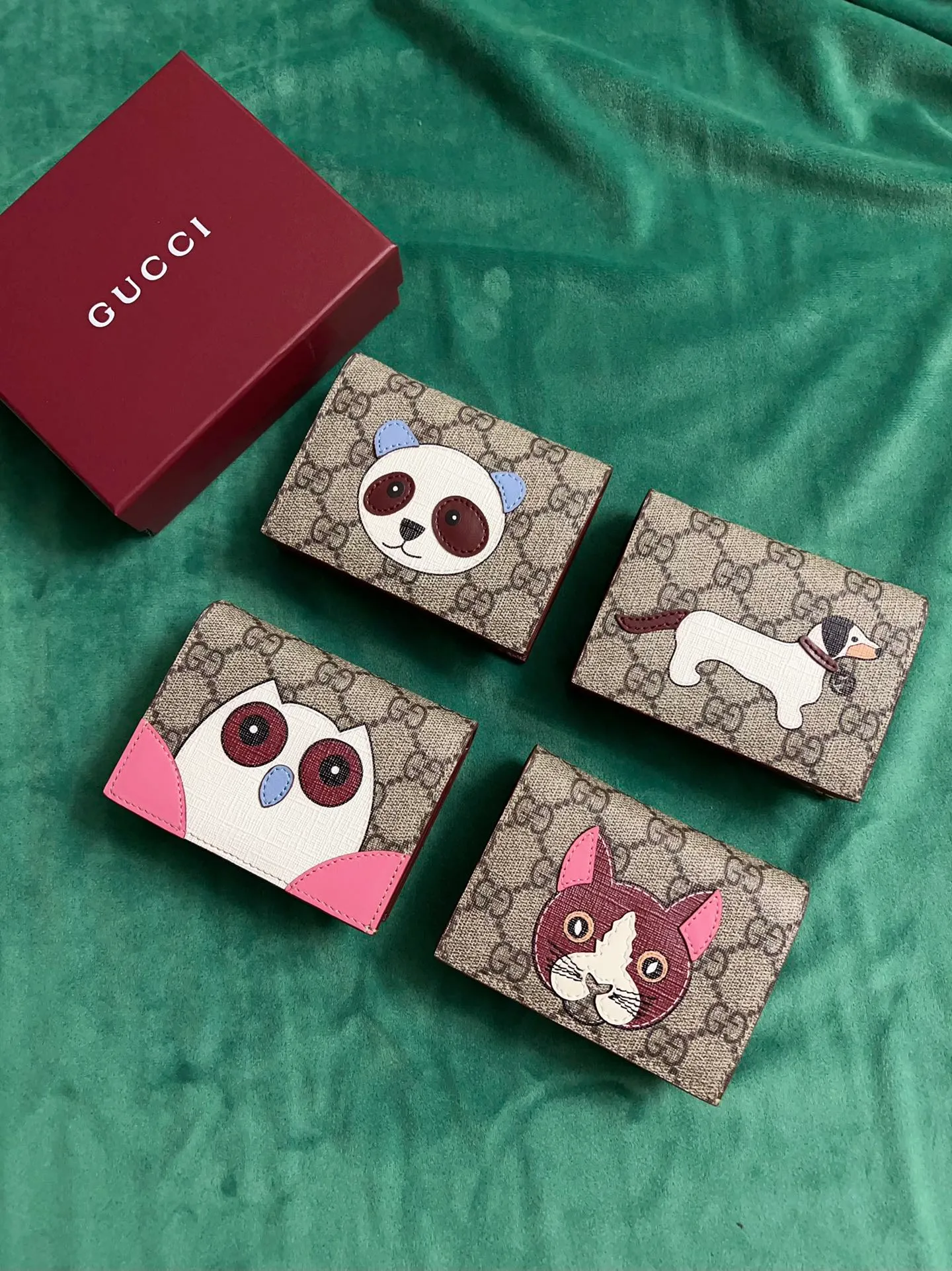 💰360 🇭🇺🇭🇺New products on official website! Exquisite small card holder~wallet🐹🐹PVC with burgundy calfskin, with cute and exquisite cartoon patterns on the leather! 🐹🐹Style number 818767, size: 11x8x3cm, 🐹🐹Little red cat, puppy, panda, owl, exquisite and cute! Original product!