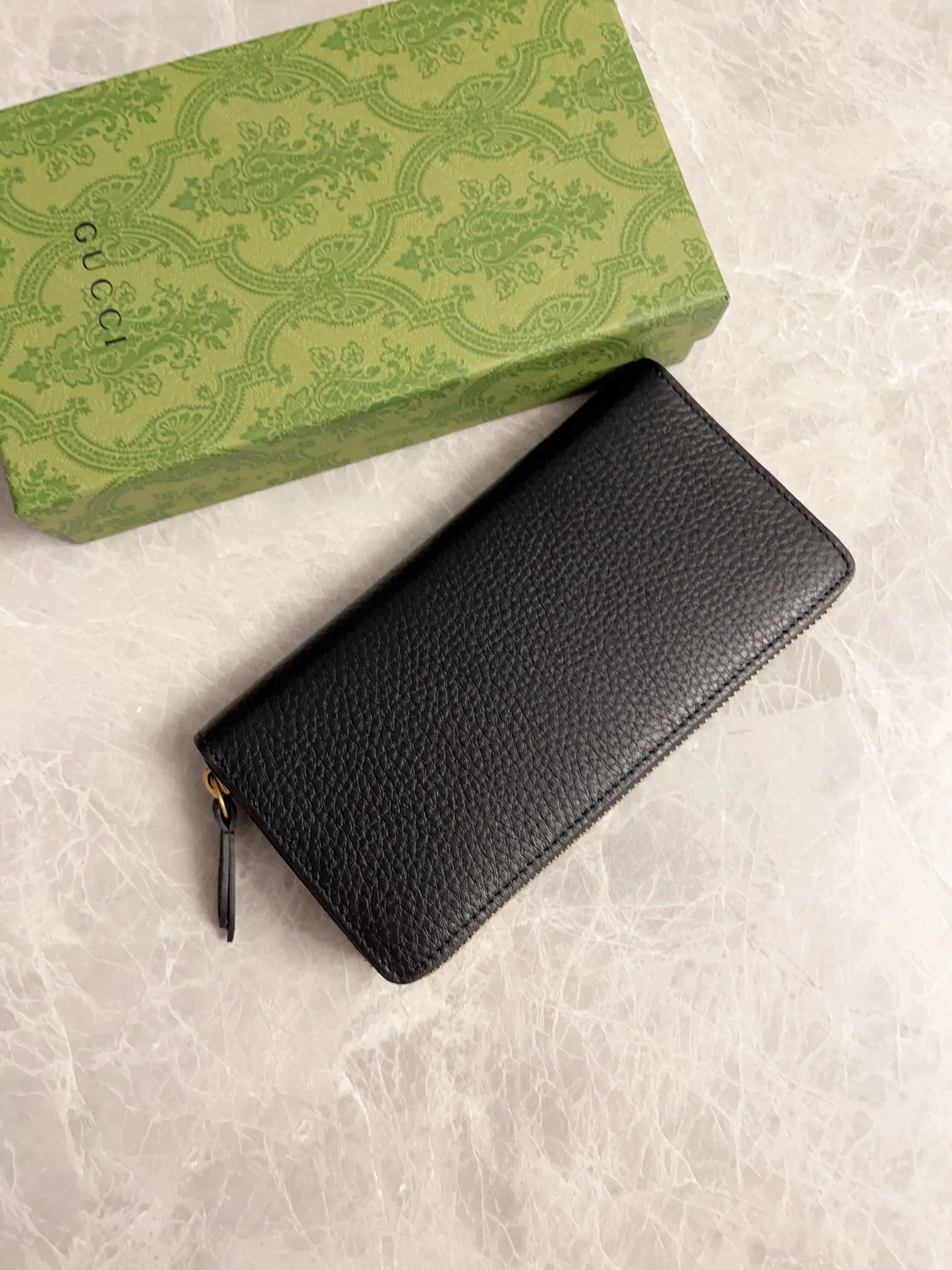 💰460🇮🇹🇮🇹Gucci’s latest ~ Interlocking Double G python leather bow wallet🍓🍓Made of original factory calfskin, 🍓🍓Butterfly on the front The knot is crafted with python leather piping and interlocking G detailing in an antique gold tone, 🍓🍓Iconic fashion piece🍓🍓Model: 750458, Size: 19x 10x3cm