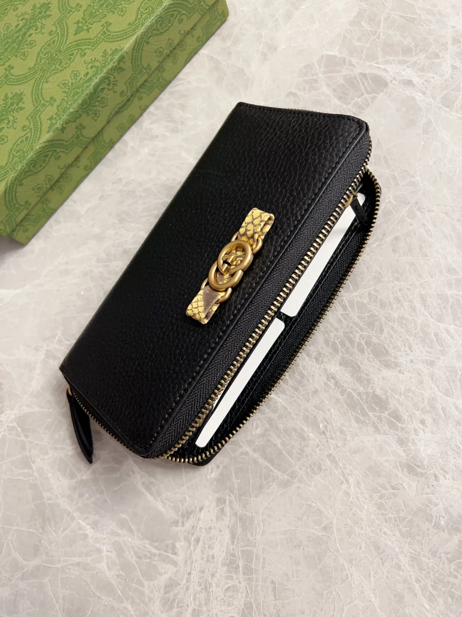 💰460🇮🇹🇮🇹Gucci’s latest ~ Interlocking Double G python leather bow wallet🍓🍓Made of original factory calfskin, 🍓🍓Butterfly on the front The knot is crafted with python leather piping and interlocking G detailing in an antique gold tone, 🍓🍓Iconic fashion piece🍓🍓Model: 750458, Size: 19x 10x3cm