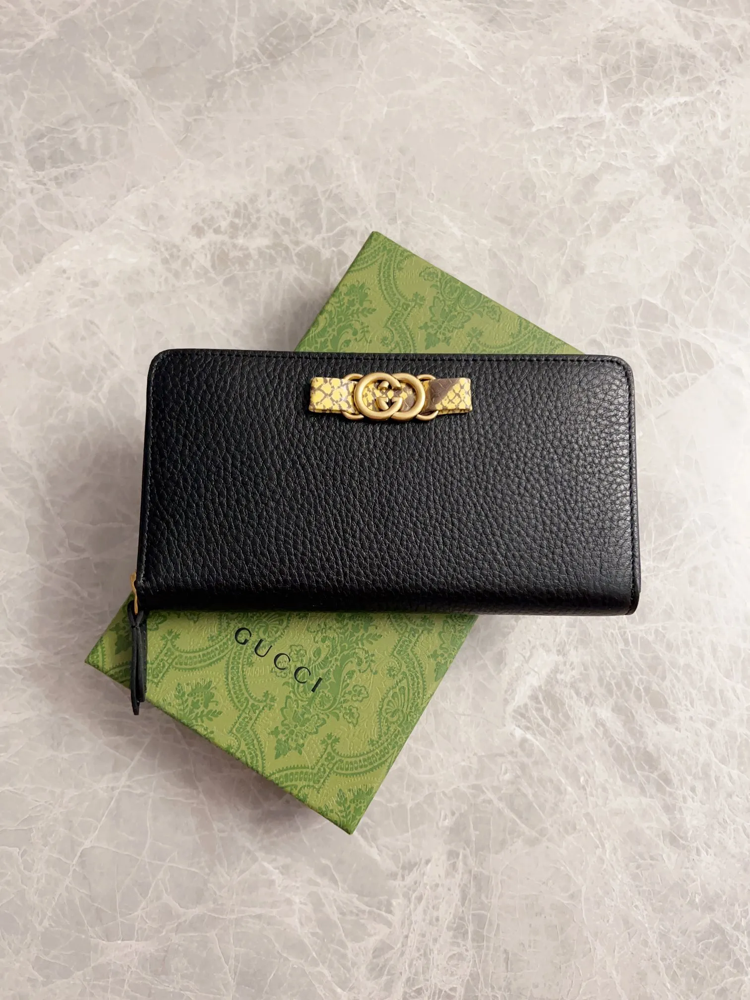 💰460🇮🇹🇮🇹Gucci’s latest ~ Interlocking Double G python leather bow wallet🍓🍓Made of original factory calfskin, 🍓🍓Butterfly on the front The knot is crafted with python leather piping and interlocking G detailing in an antique gold tone, 🍓🍓Iconic fashion piece🍓🍓Model: 750458, Size: 19x 10x3cm