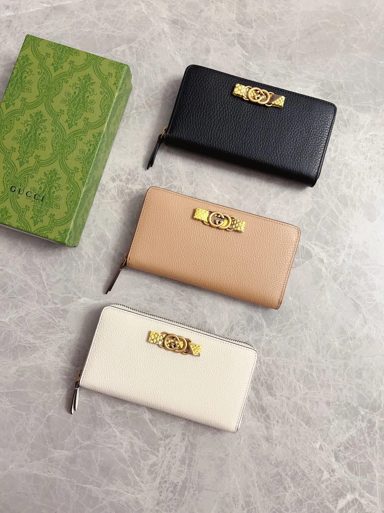 💰460🇮🇹🇮🇹Gucci’s latest ~ Interlocking Double G python leather bow wallet🍓🍓Made of original factory calfskin, 🍓🍓Butterfly on the front The knot is crafted with python leather piping and interlocking G detailing in an antique gold tone, 🍓🍓Iconic fashion piece🍓🍓Model: 750458, Size: 19x 10x3cm