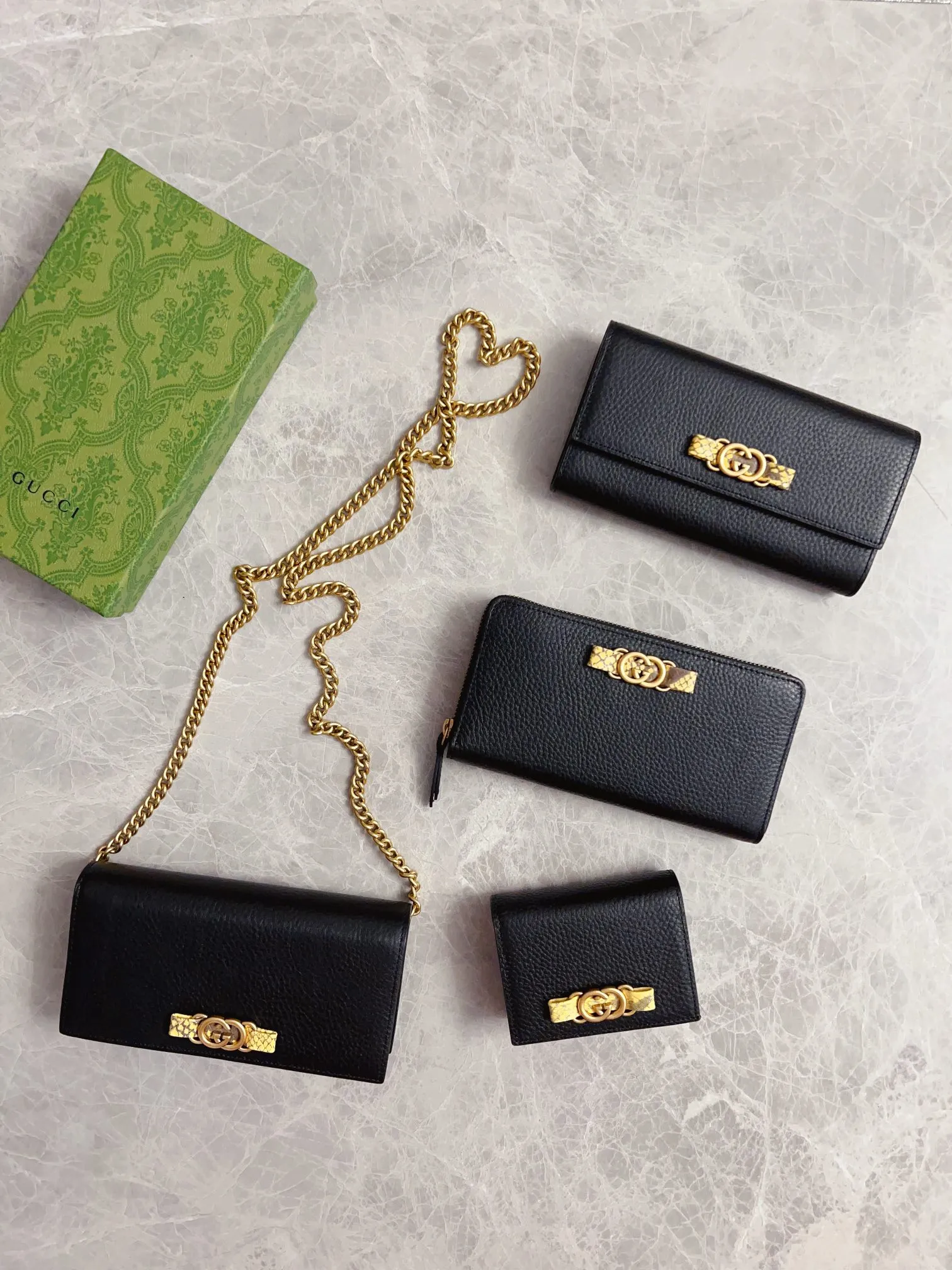 💰460🇮🇹🇮🇹Gucci’s latest ~ Interlocking Double G python leather bow wallet🍓🍓Made of original factory calfskin, 🍓🍓Butterfly on the front The knot is crafted with python leather piping and interlocking G detailing in an antique gold tone, 🍓🍓Iconic fashion piece🍓🍓Model: 750458, Size: 19x 10x3cm