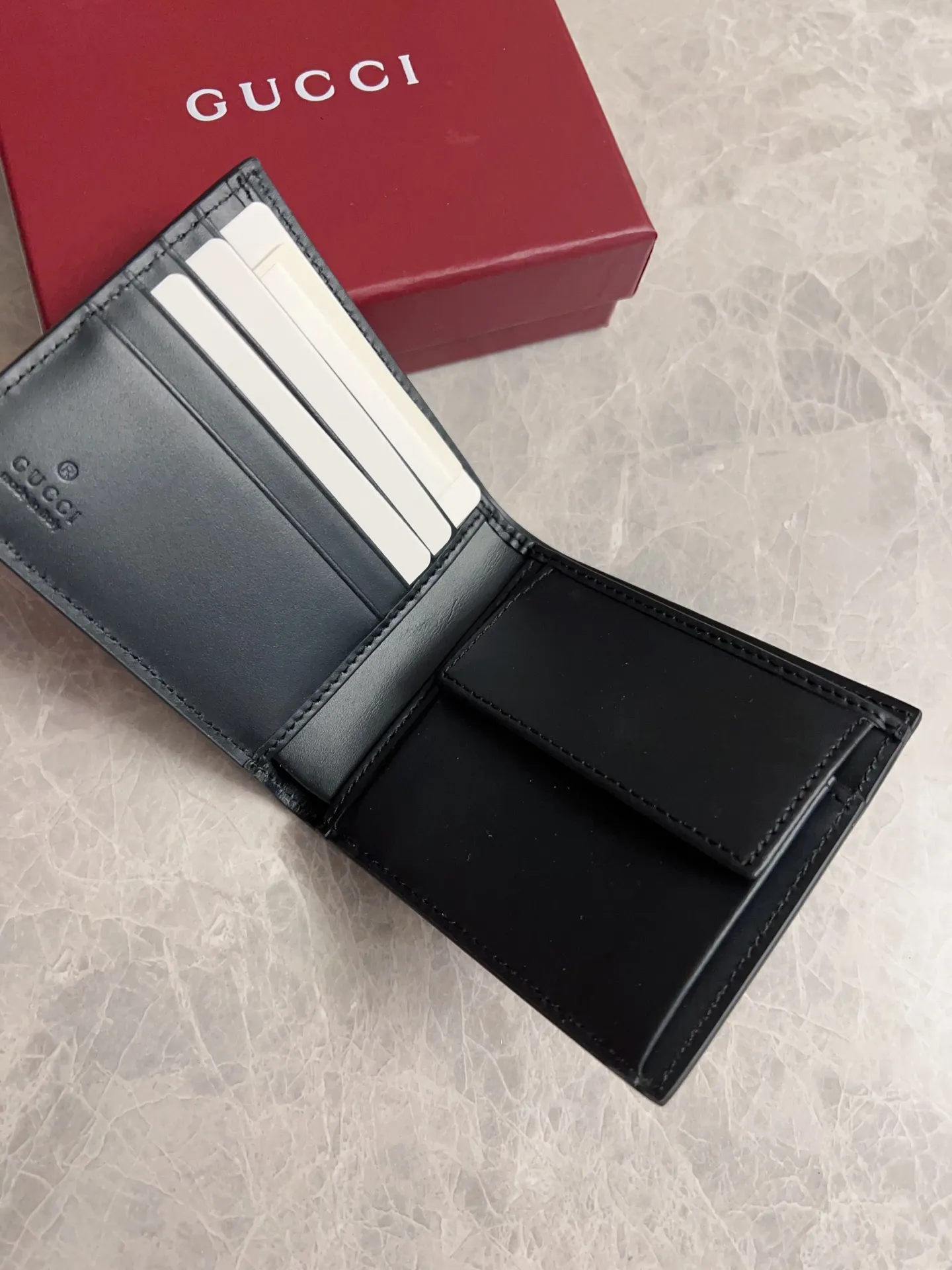 💰320🇭🇺🇭🇺GG Emblem series reinterprets the classic double G pattern with creative design and innovative functions. 🍃🍃New granular PVC fabric with original factory calfskin, fashionable and versatile! 🍃🍃Brown, black Style number: 821201 (card + coin bag) Size: 11x9cm