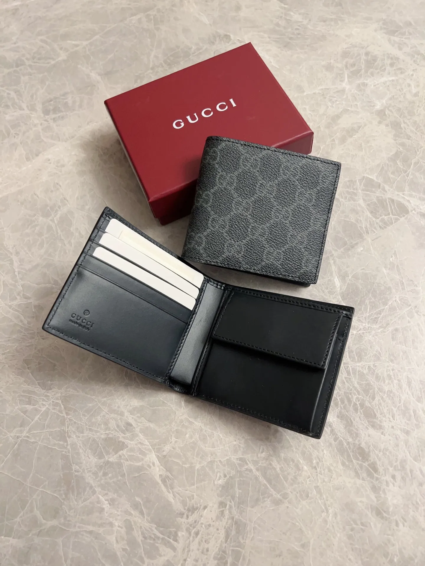 💰320🇭🇺🇭🇺GG Emblem series reinterprets the classic double G pattern with creative design and innovative functions. 🍃🍃New granular PVC fabric with original factory calfskin, fashionable and versatile! 🍃🍃Brown, black Style number: 821201 (card + coin bag) Size: 11x9cm