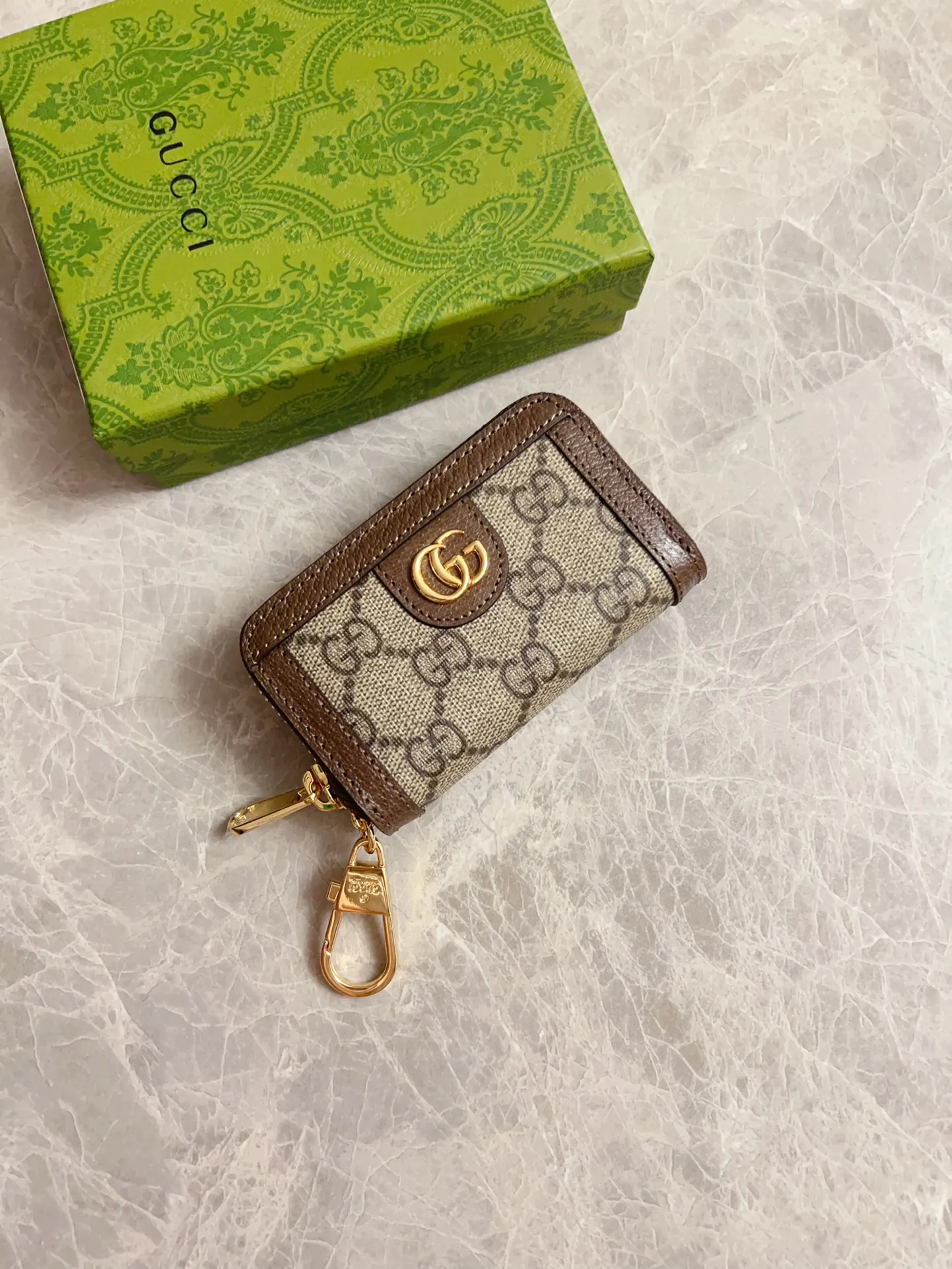💰340 🇭🇺🇭🇺 The official website is synchronized with the new model! Ophidia series ~ small key bag 🌿🌿 made of GG Supreme high-grade PVC fabric 🌿🌿 equipped with the iconic double G hardware mark, a classic work, with a built-in exquisite GG keychain pendant 🌿🌿 fashionable and elegant, lightweight and practical, 🌿🌿 model number: 772307, size: W10.5xH7x2.5cm, color: coffee