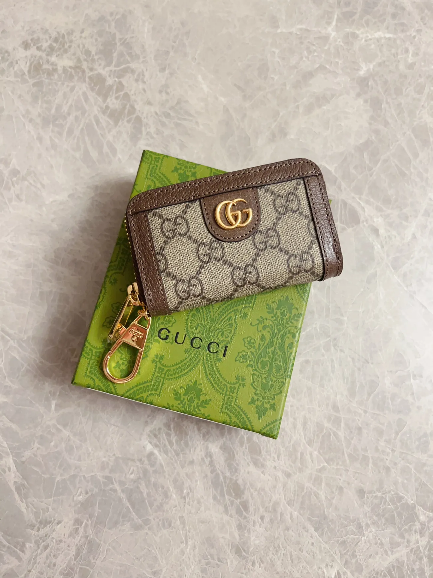 💰340 🇭🇺🇭🇺 The official website is synchronized with the new model! Ophidia series ~ small key bag 🌿🌿 made of GG Supreme high-grade PVC fabric 🌿🌿 equipped with the iconic double G hardware mark, a classic work, with a built-in exquisite GG keychain pendant 🌿🌿 fashionable and elegant, lightweight and practical, 🌿🌿 model number: 772307, size: W10.5xH7x2.5cm, color: coffee