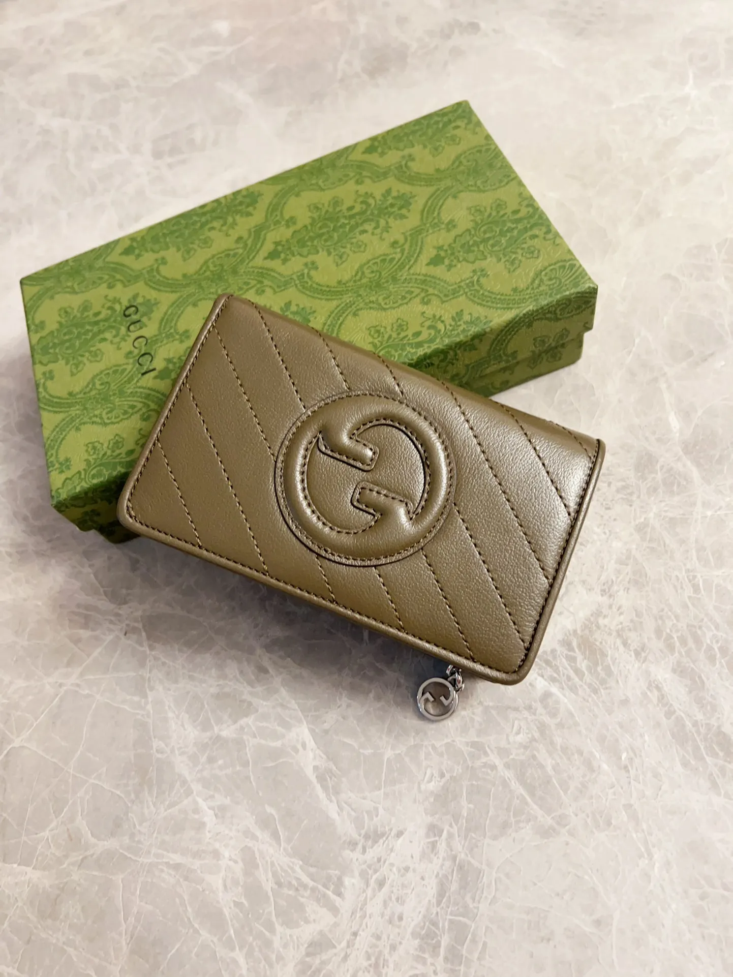 💰440🇮🇹🇮🇹The Gucci Blondie series features one of the brand's bold patterns with a same-tone calfskin design🧽🧽This series is ingenious and incorporates round geometric style interlocking double G🧽🧽to showcase Gucci's modern aesthetic design🧽🧽 Model: 760336 (mid-length clip) Size: 14 (length) x 18.5 (width) x 3cm (thickness) Color: black, gray, brown, pink, green, white/original leather.