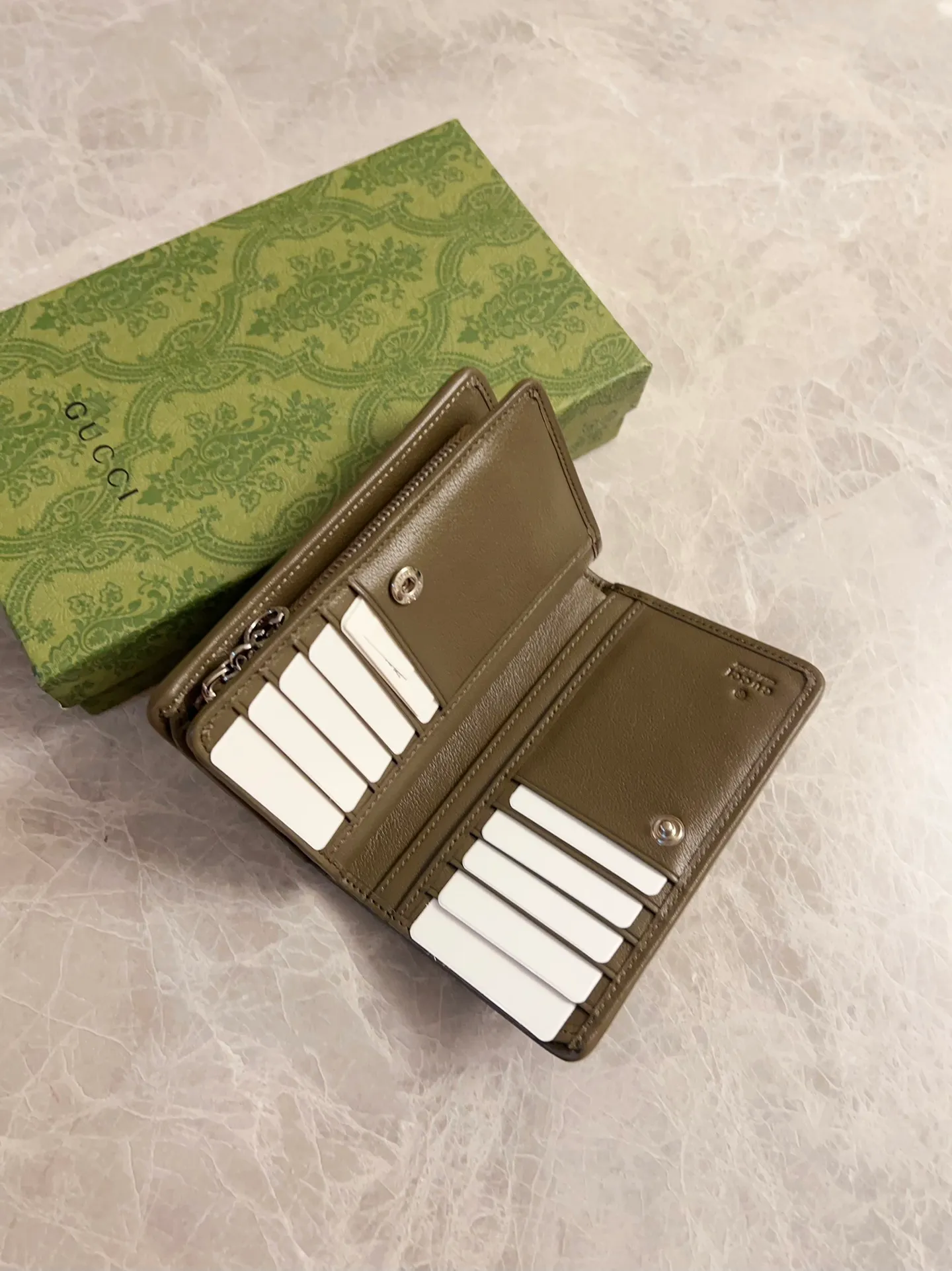 💰440🇮🇹🇮🇹The Gucci Blondie series features one of the brand's bold patterns with a same-tone calfskin design🧽🧽This series is ingenious and incorporates round geometric style interlocking double G🧽🧽to showcase Gucci's modern aesthetic design🧽🧽 Model: 760336 (mid-length clip) Size: 14 (length) x 18.5 (width) x 3cm (thickness) Color: black, gray, brown, pink, green, white/original leather.