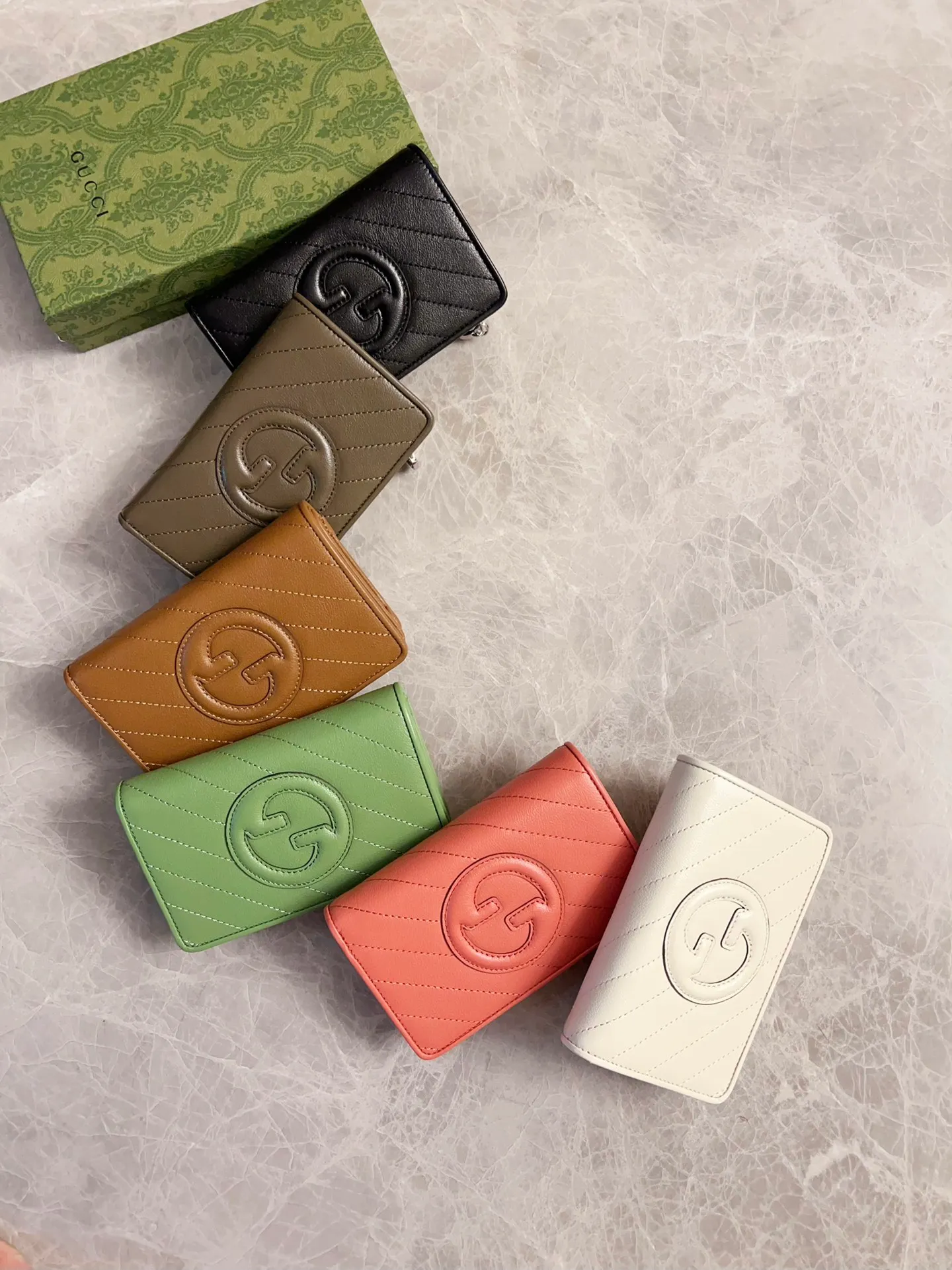 💰440🇮🇹🇮🇹The Gucci Blondie series features one of the brand's bold patterns with a same-tone calfskin design🧽🧽This series is ingenious and incorporates round geometric style interlocking double G🧽🧽to showcase Gucci's modern aesthetic design🧽🧽 Model: 760336 (mid-length clip) Size: 14 (length) x 18.5 (width) x 3cm (thickness) Color: black, gray, brown, pink, green, white/original leather.
