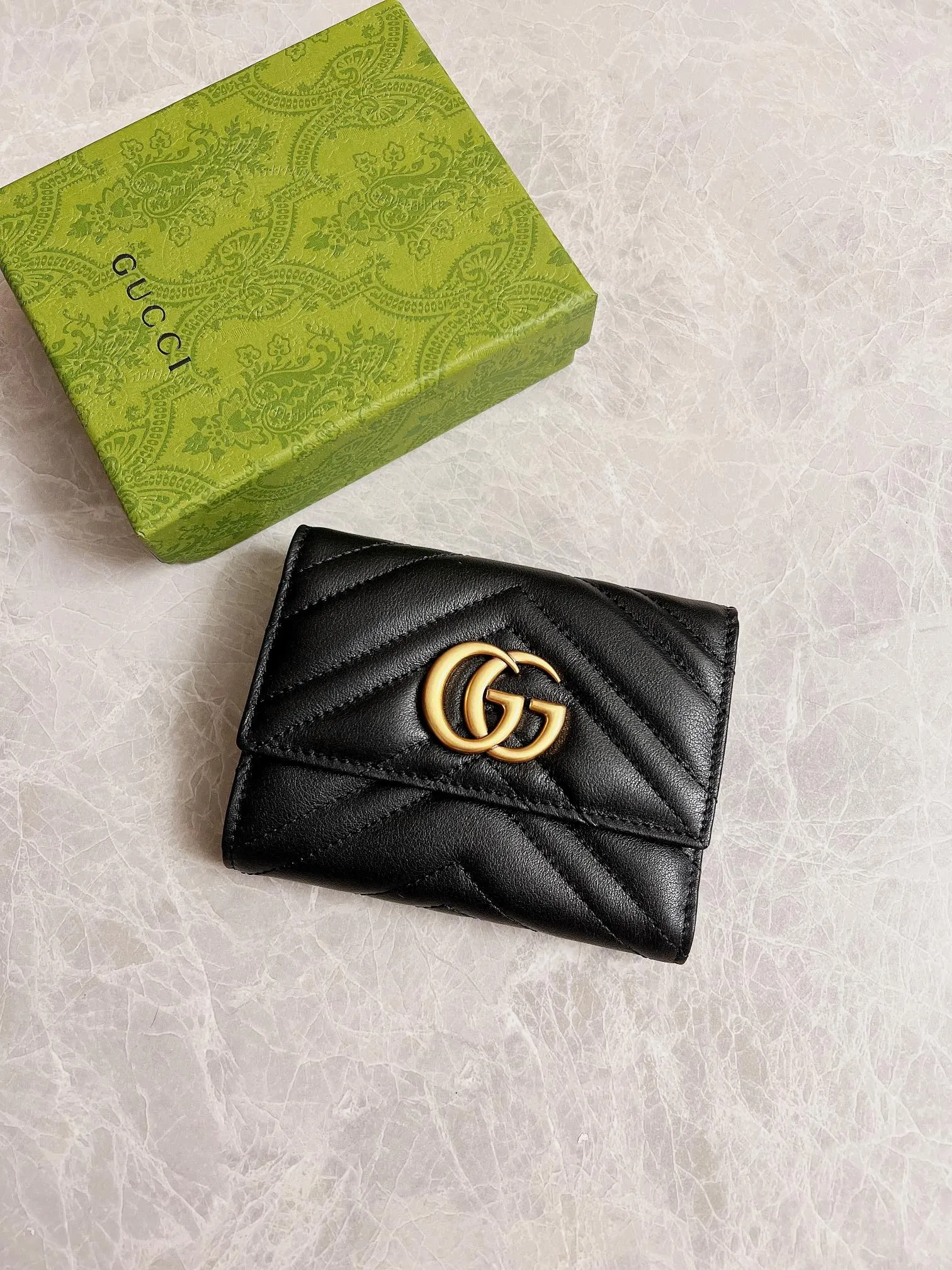 💰400 🇭🇺🇭🇺2017 official website synchronization~Double G bronze metal folding short clip has arrived! 👒👒Counter quality top quality cowhide embroidered wave pattern👒👒Privately ordered hardware and exquisite workmanship👒👒Unique design style zipper coin bag! 👒👒Model: 474802, color: black, bright red, nude pink, size: 12x9.5x2.5cm, fully open 19.5cm