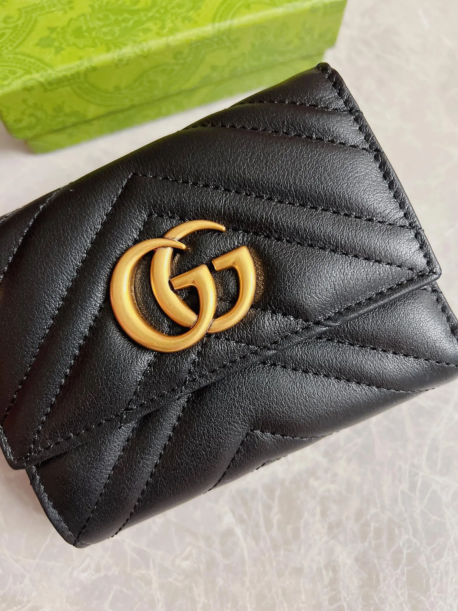 💰400 🇭🇺🇭🇺2017 official website synchronization~Double G bronze metal folding short clip has arrived! 👒👒Counter quality top quality cowhide embroidered wave pattern👒👒Privately ordered hardware and exquisite workmanship👒👒Unique design style zipper coin bag! 👒👒Model: 474802, color: black, bright red, nude pink, size: 12x9.5x2.5cm, fully open 19.5cm