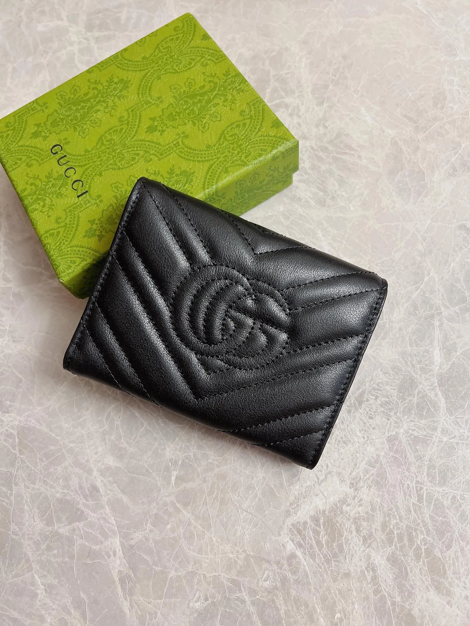 💰400 🇭🇺🇭🇺2017 official website synchronization~Double G bronze metal folding short clip has arrived! 👒👒Counter quality top quality cowhide embroidered wave pattern👒👒Privately ordered hardware and exquisite workmanship👒👒Unique design style zipper coin bag! 👒👒Model: 474802, color: black, bright red, nude pink, size: 12x9.5x2.5cm, fully open 19.5cm
