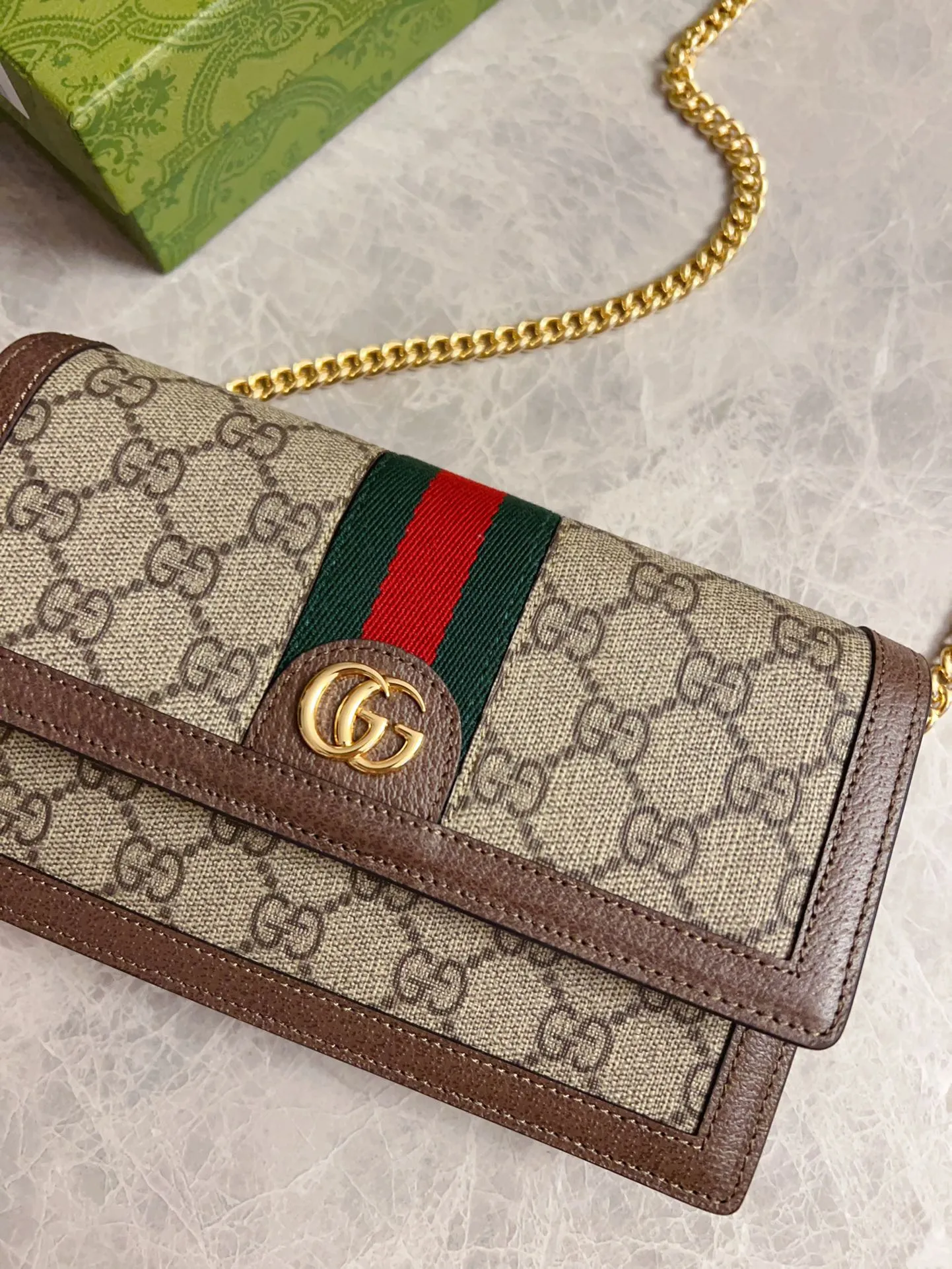 💰640🇭🇺🇭🇺 The new model is synchronized with the official website! Ophidia series ~ chain bag 🌿🌿 is made of GG Supreme high-grade PVC fabric 🌿🌿 with iconic double G hardware marks, classic red and green webbing, exquisite and practical interior 🌿🌿 fashionable and generous, lightweight and practical, 🌿🌿 model number: 476079, size: 20x12x4cm, color: coffee
