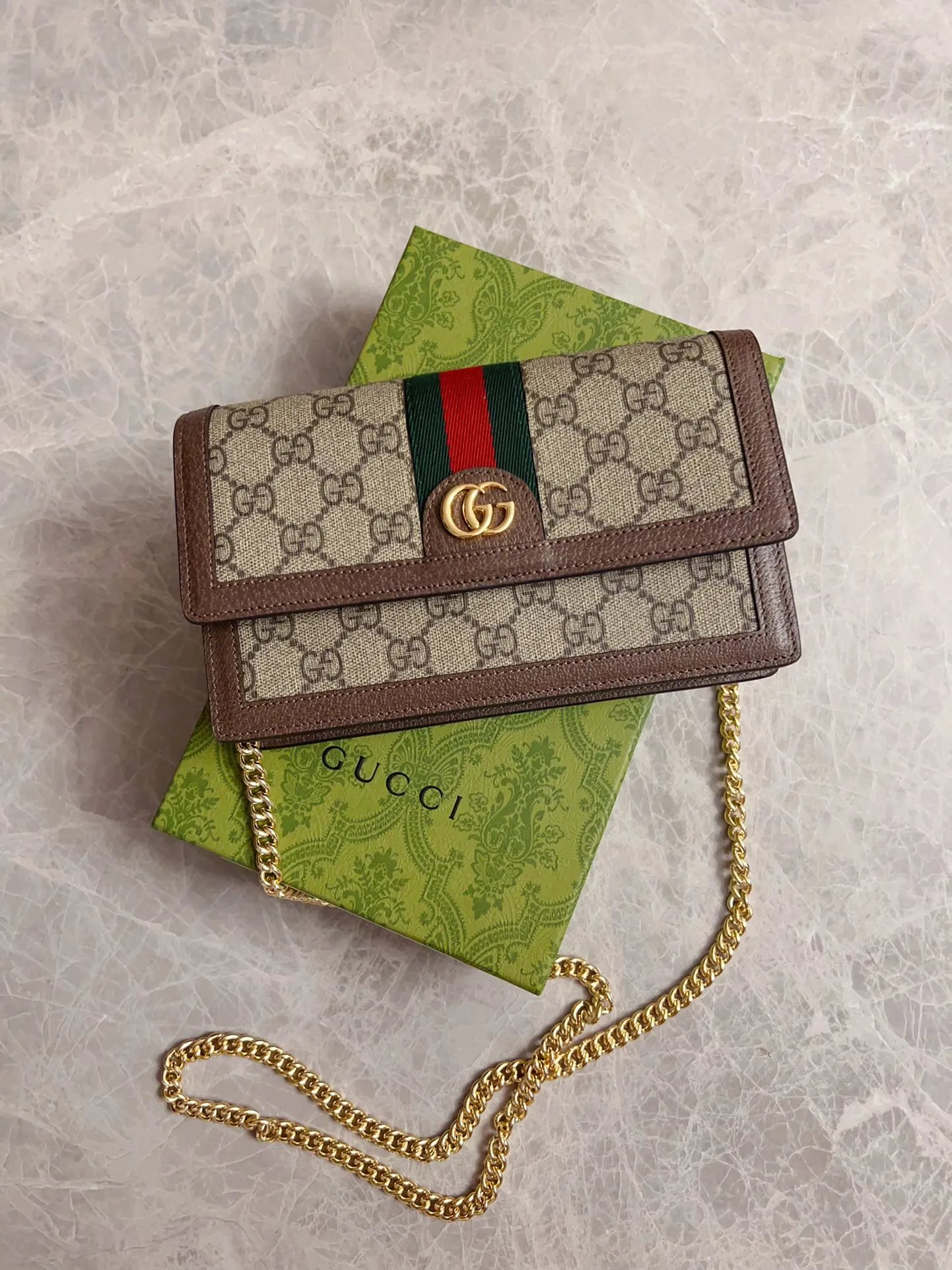 💰640🇭🇺🇭🇺 The new model is synchronized with the official website! Ophidia series ~ chain bag 🌿🌿 is made of GG Supreme high-grade PVC fabric 🌿🌿 with iconic double G hardware marks, classic red and green webbing, exquisite and practical interior 🌿🌿 fashionable and generous, lightweight and practical, 🌿🌿 model number: 476079, size: 20x12x4cm, color: coffee