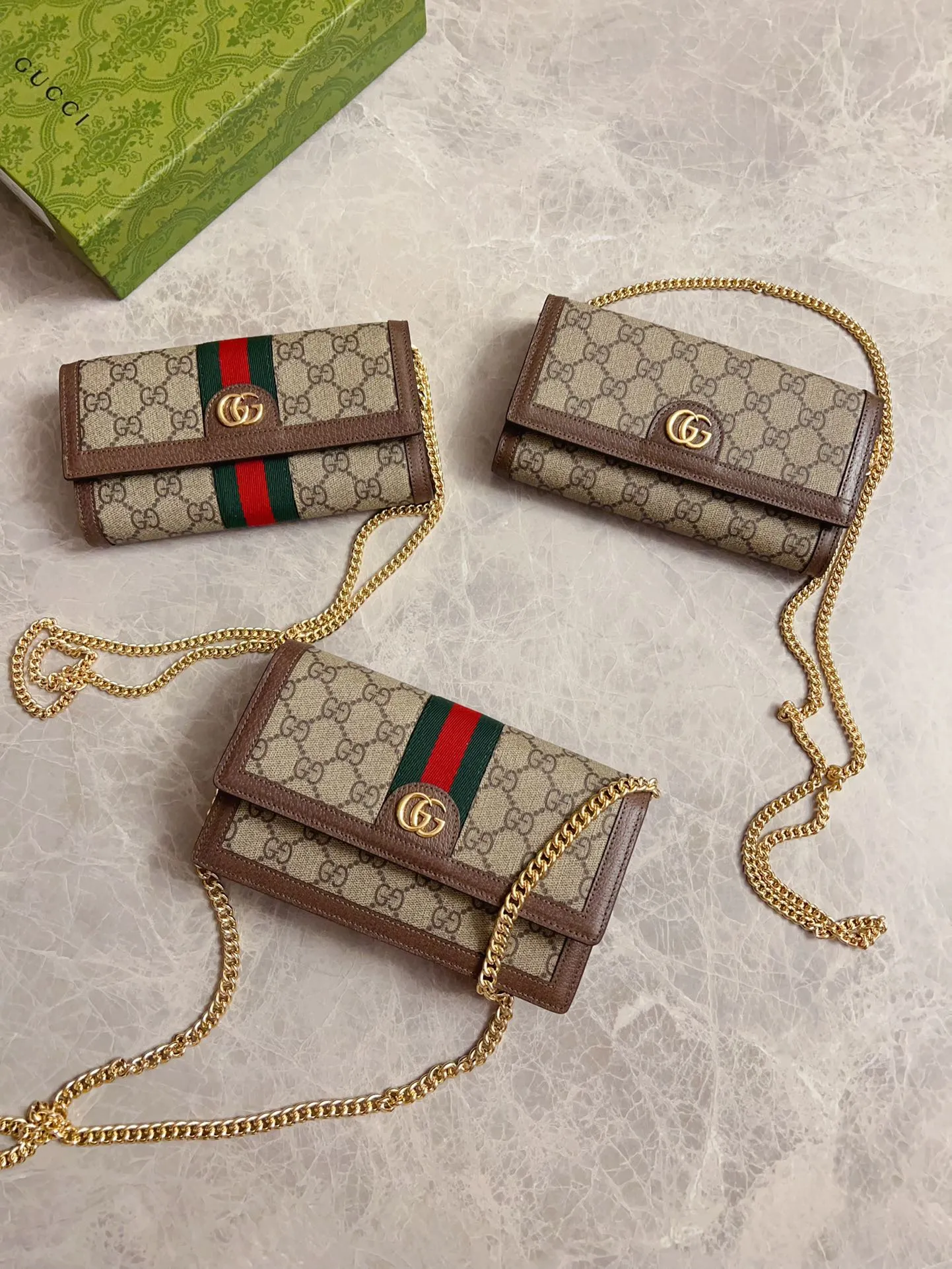 💰640🇭🇺🇭🇺 The new model is synchronized with the official website! Ophidia series ~ chain bag 🌿🌿 is made of GG Supreme high-grade PVC fabric 🌿🌿 with iconic double G hardware marks, classic red and green webbing, exquisite and practical interior 🌿🌿 fashionable and generous, lightweight and practical, 🌿🌿 model number: 476079, size: 20x12x4cm, color: coffee