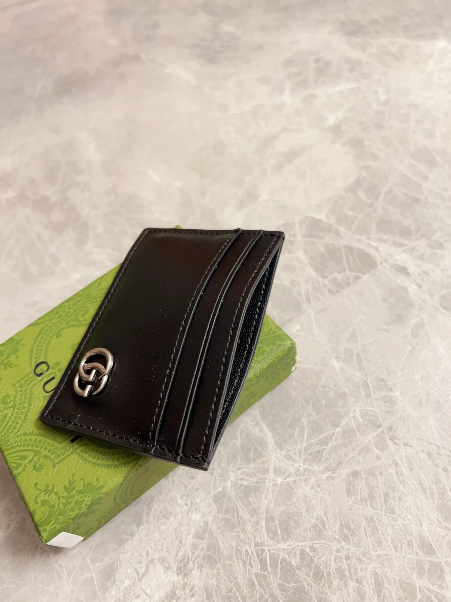 💰220🇭🇺🇭🇺The latest version of the GG marmont card holder at the counter🧃🧃Model: 657588, Color: Gram, antique silver double G logo🧃🧃Imported original toothpick pattern leather, perfect to the extreme,🧃🧃Exclusive real-life photos 🧃🧃Size: 11x7cm