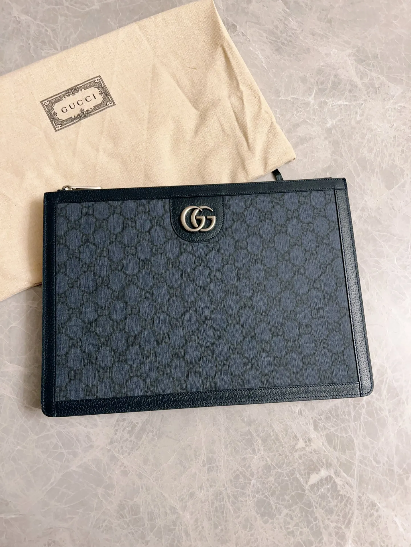 💰580 🇭🇺🇭🇺GucciO’s latest phidia series clutch bag, Ophidia series items have endless retro feelings. Dark blue GG Supreme canvas, dark blue cowhide leather trim, palladium tone hardware Double G, zippered inner pocket, zipper closure. Model: 674078 Dimensions: 34x 24x 5cm Color: dark blue/pvc.