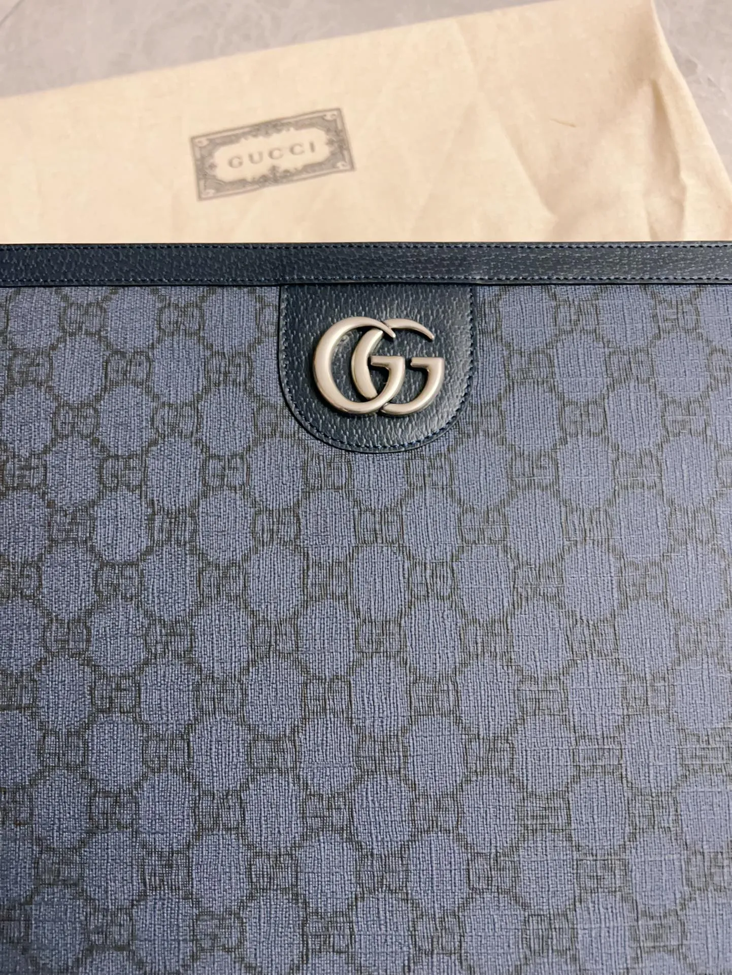 💰580 🇭🇺🇭🇺GucciO’s latest phidia series clutch bag, Ophidia series items have endless retro feelings. Dark blue GG Supreme canvas, dark blue cowhide leather trim, palladium tone hardware Double G, zippered inner pocket, zipper closure. Model: 674078 Dimensions: 34x 24x 5cm Color: dark blue/pvc.