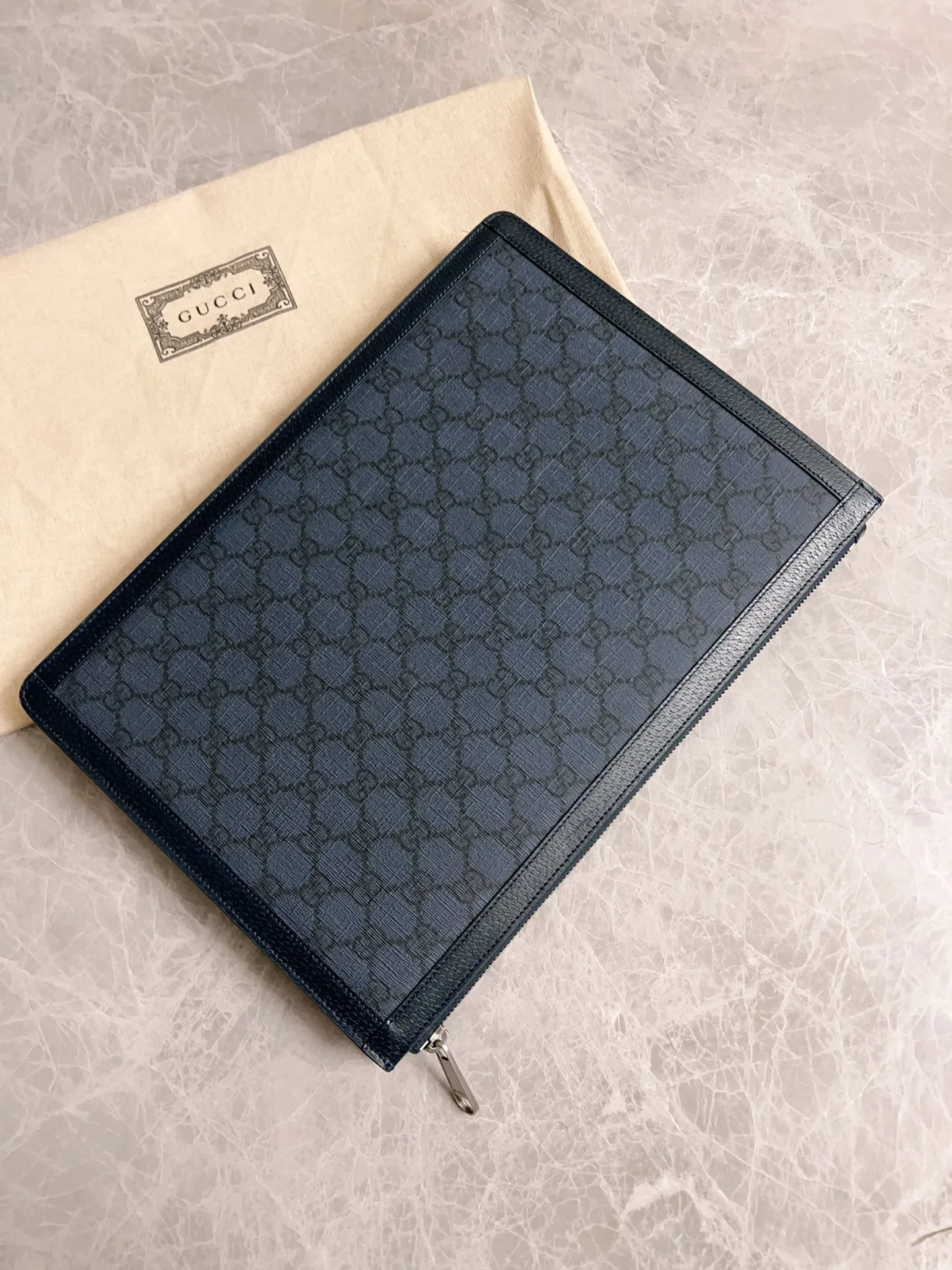 💰580 🇭🇺🇭🇺GucciO’s latest phidia series clutch bag, Ophidia series items have endless retro feelings. Dark blue GG Supreme canvas, dark blue cowhide leather trim, palladium tone hardware Double G, zippered inner pocket, zipper closure. Model: 674078 Dimensions: 34x 24x 5cm Color: dark blue/pvc.