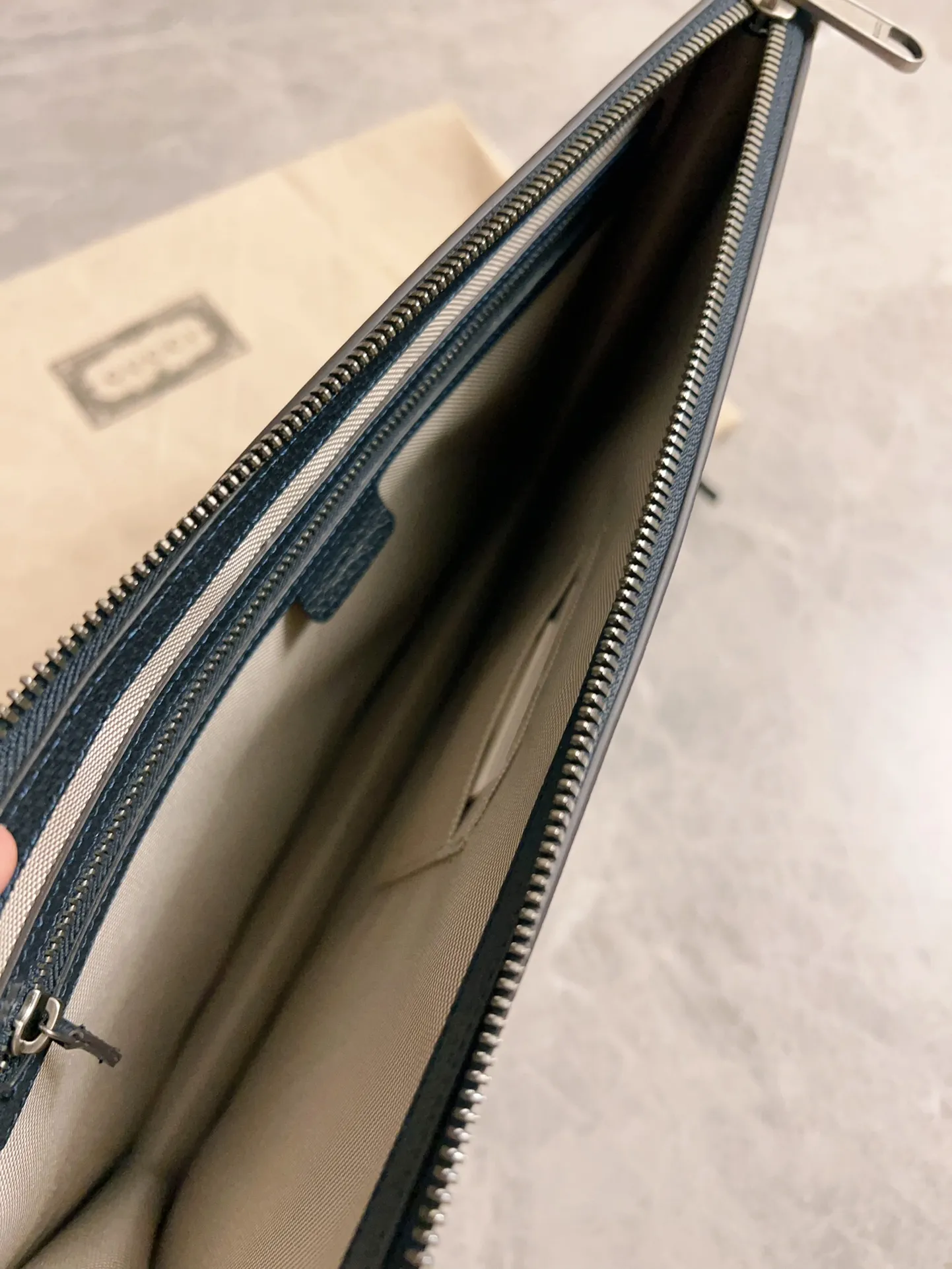 💰580 🇭🇺🇭🇺GucciO’s latest phidia series clutch bag, Ophidia series items have endless retro feelings. Dark blue GG Supreme canvas, dark blue cowhide leather trim, palladium tone hardware Double G, zippered inner pocket, zipper closure. Model: 674078 Dimensions: 34x 24x 5cm Color: dark blue/pvc.