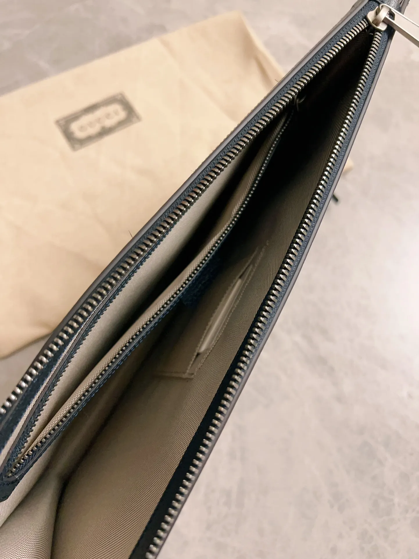 💰580 🇭🇺🇭🇺GucciO’s latest phidia series clutch bag, Ophidia series items have endless retro feelings. Dark blue GG Supreme canvas, dark blue cowhide leather trim, palladium tone hardware Double G, zippered inner pocket, zipper closure. Model: 674078 Dimensions: 34x 24x 5cm Color: dark blue/pvc.