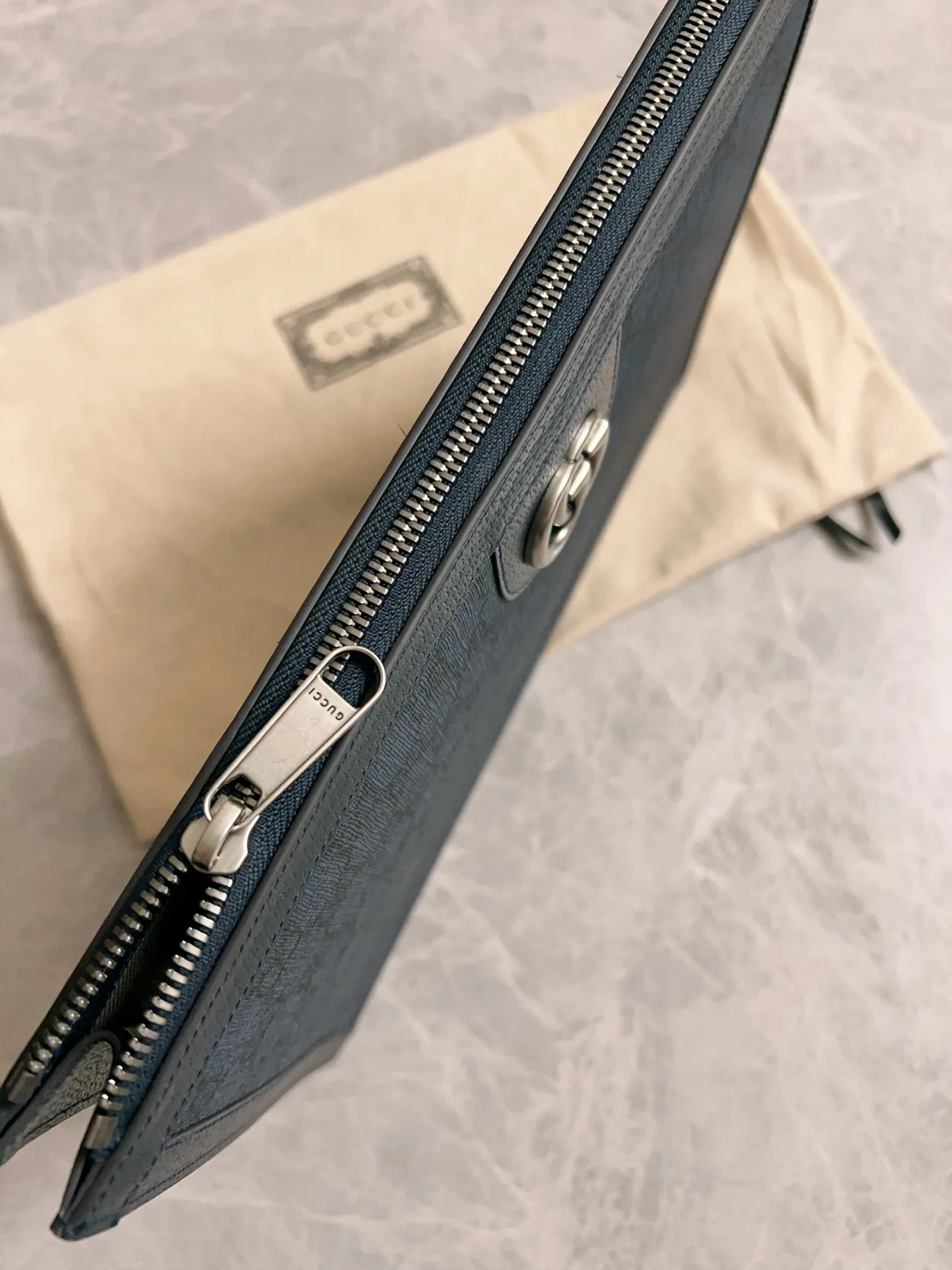 💰580 🇭🇺🇭🇺GucciO’s latest phidia series clutch bag, Ophidia series items have endless retro feelings. Dark blue GG Supreme canvas, dark blue cowhide leather trim, palladium tone hardware Double G, zippered inner pocket, zipper closure. Model: 674078 Dimensions: 34x 24x 5cm Color: dark blue/pvc.