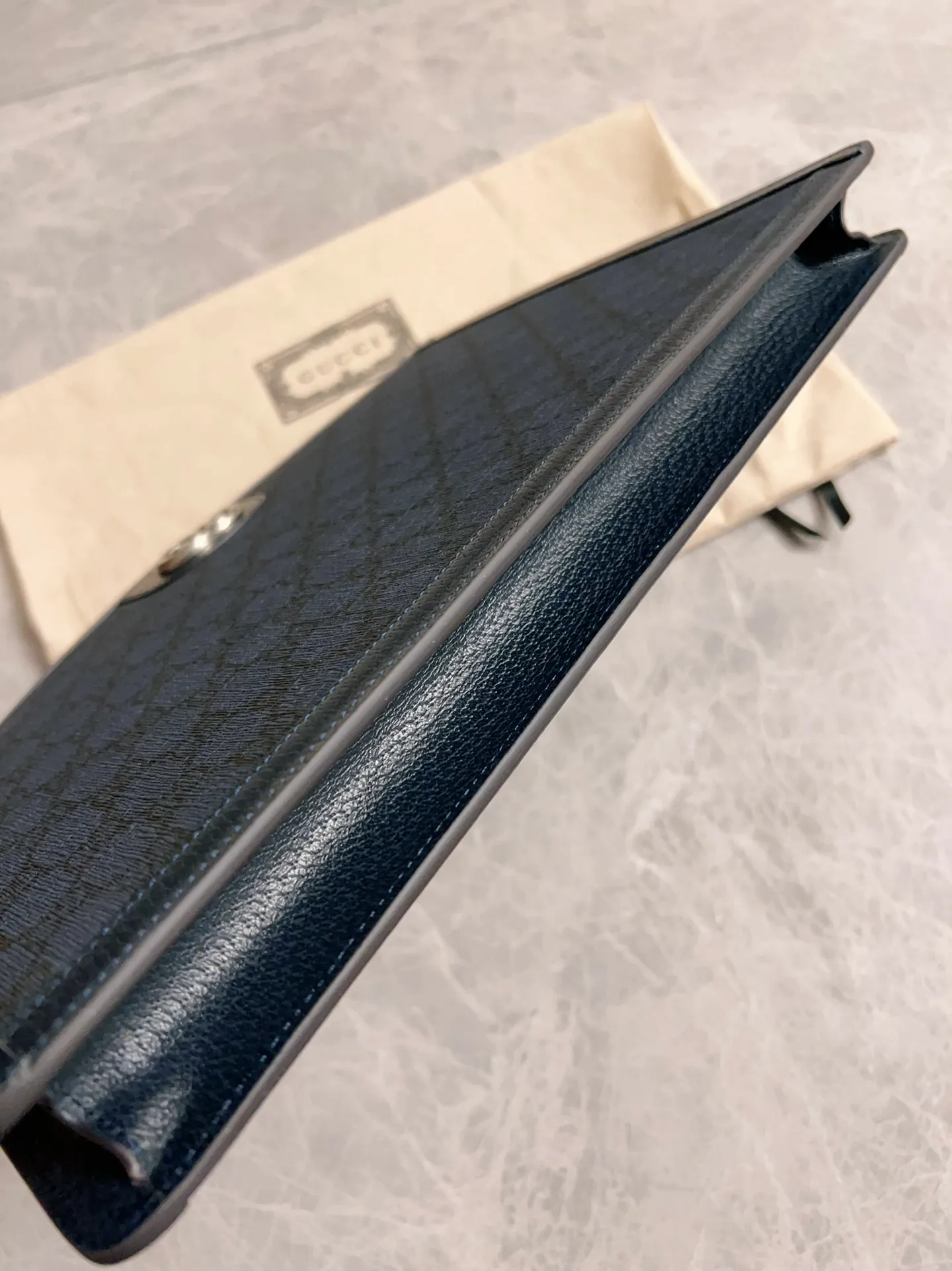 💰580 🇭🇺🇭🇺GucciO’s latest phidia series clutch bag, Ophidia series items have endless retro feelings. Dark blue GG Supreme canvas, dark blue cowhide leather trim, palladium tone hardware Double G, zippered inner pocket, zipper closure. Model: 674078 Dimensions: 34x 24x 5cm Color: dark blue/pvc.