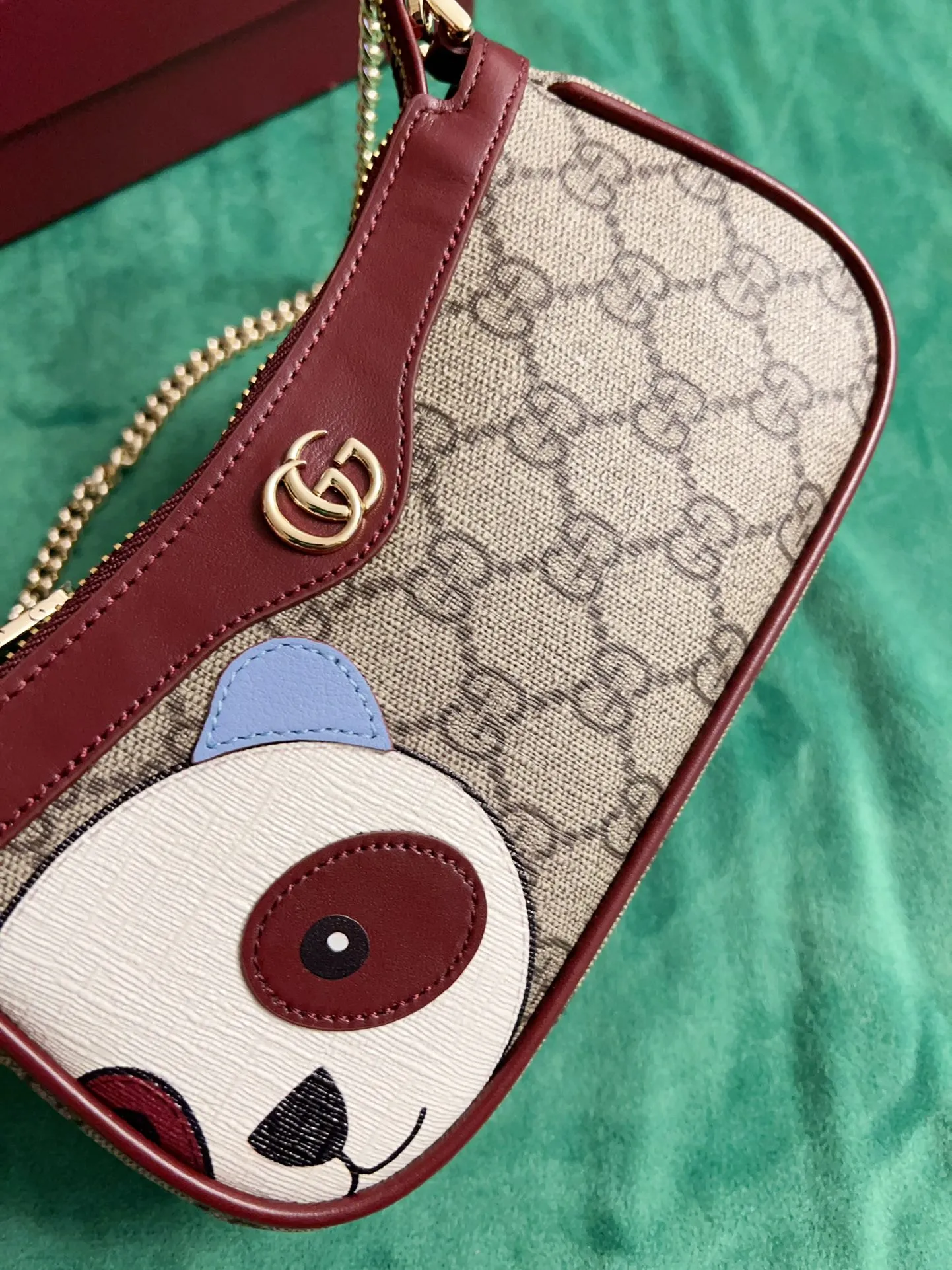 💰680 🇭🇺🇭🇺New product on official website! Exquisite panda bag, 🐼🐼PVC with burgundy calf leather, cute and exquisite panda printed on the leather! 🐼🐼With extended chain (can be worn diagonally), model number 818763, size: 19x10x3🐼🐼