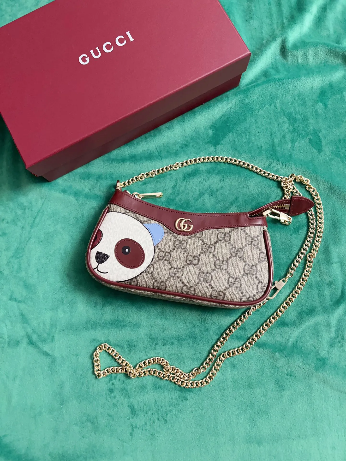 💰680 🇭🇺🇭🇺New product on official website! Exquisite panda bag, 🐼🐼PVC with burgundy calf leather, cute and exquisite panda printed on the leather! 🐼🐼With extended chain (can be worn diagonally), model number 818763, size: 19x10x3🐼🐼