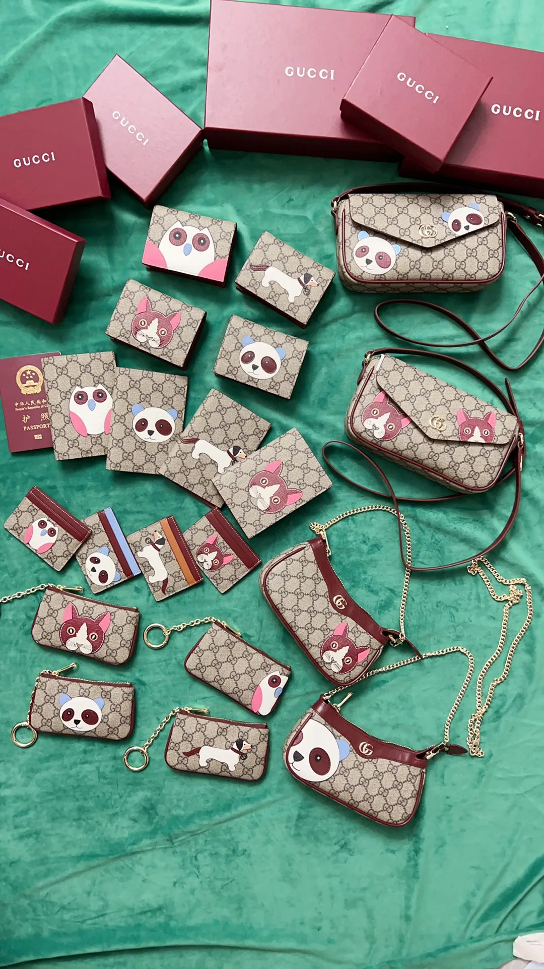 💰680 🇭🇺🇭🇺New product on official website! Exquisite panda bag, 🐼🐼PVC with burgundy calf leather, cute and exquisite panda printed on the leather! 🐼🐼With extended chain (can be worn diagonally), model number 818763, size: 19x10x3🐼🐼