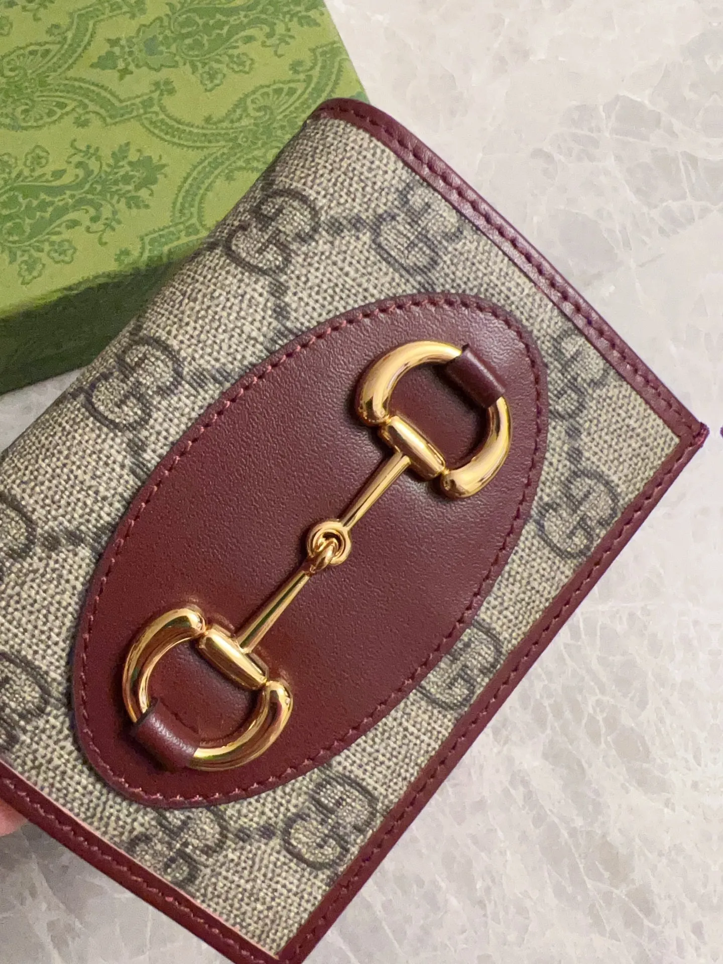 💰360 🇭🇺🇭🇺🐡🐡Newly launched Gucci made of GG Supreme high-end artificial canvas and cowhide material 🐡🐡1955 Horsebit Card Holder This series adopts the same double-ring and long strip design as the handbag 🐡🐡This detail is inspired by the brand’s equestrian origins 🐡🐡It is one of Gucci’s classic heritage🐡🐡It is also one of the brand’s most representative symbolic elements🐡🐡Model: 621887, size: width 11x height 8.5x side width 3cm
