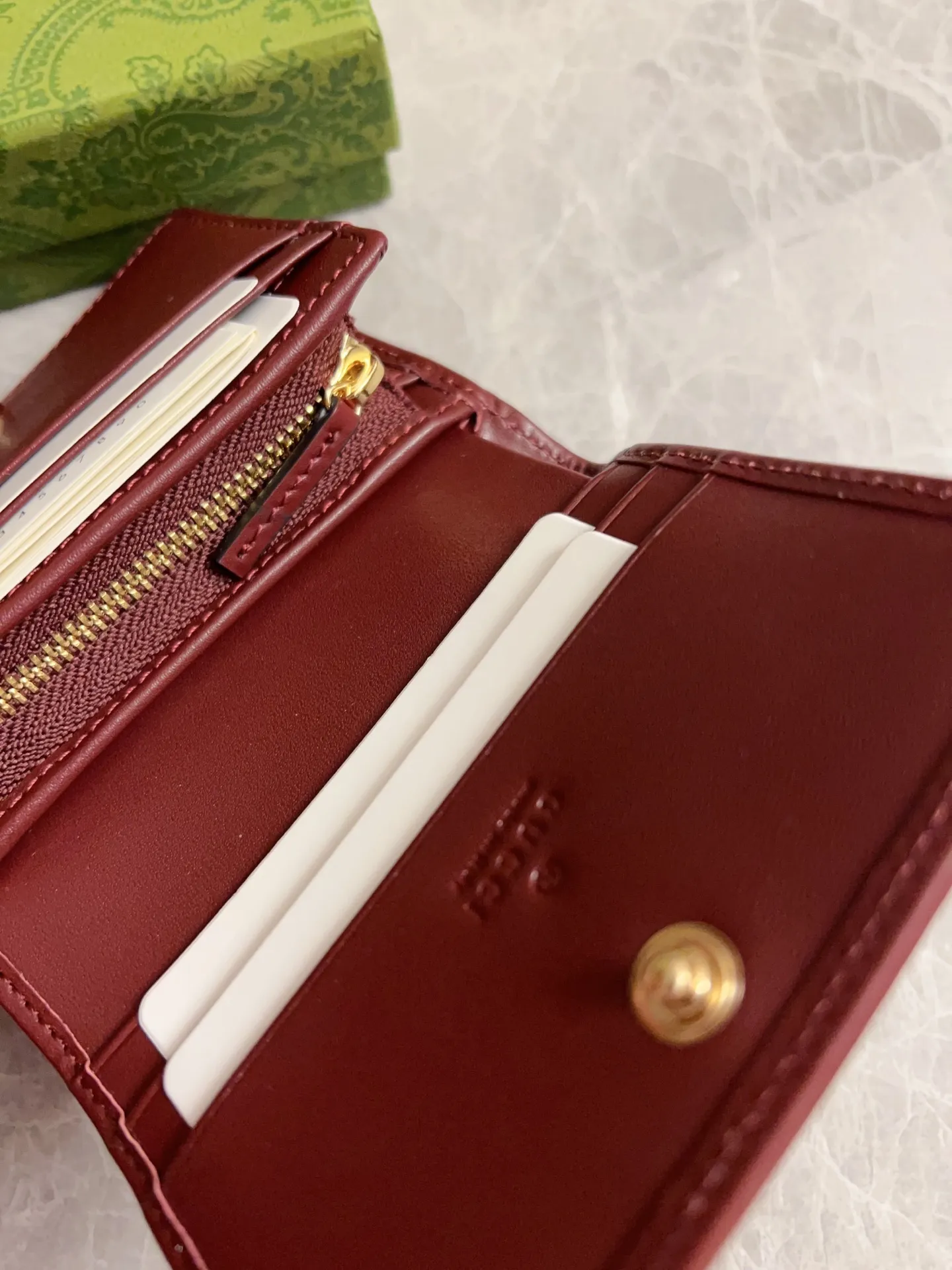 💰360 🇭🇺🇭🇺🐡🐡Newly launched Gucci made of GG Supreme high-end artificial canvas and cowhide material 🐡🐡1955 Horsebit Card Holder This series adopts the same double-ring and long strip design as the handbag 🐡🐡This detail is inspired by the brand’s equestrian origins 🐡🐡It is one of Gucci’s classic heritage🐡🐡It is also one of the brand’s most representative symbolic elements🐡🐡Model: 621887, size: width 11x height 8.5x side width 3cm