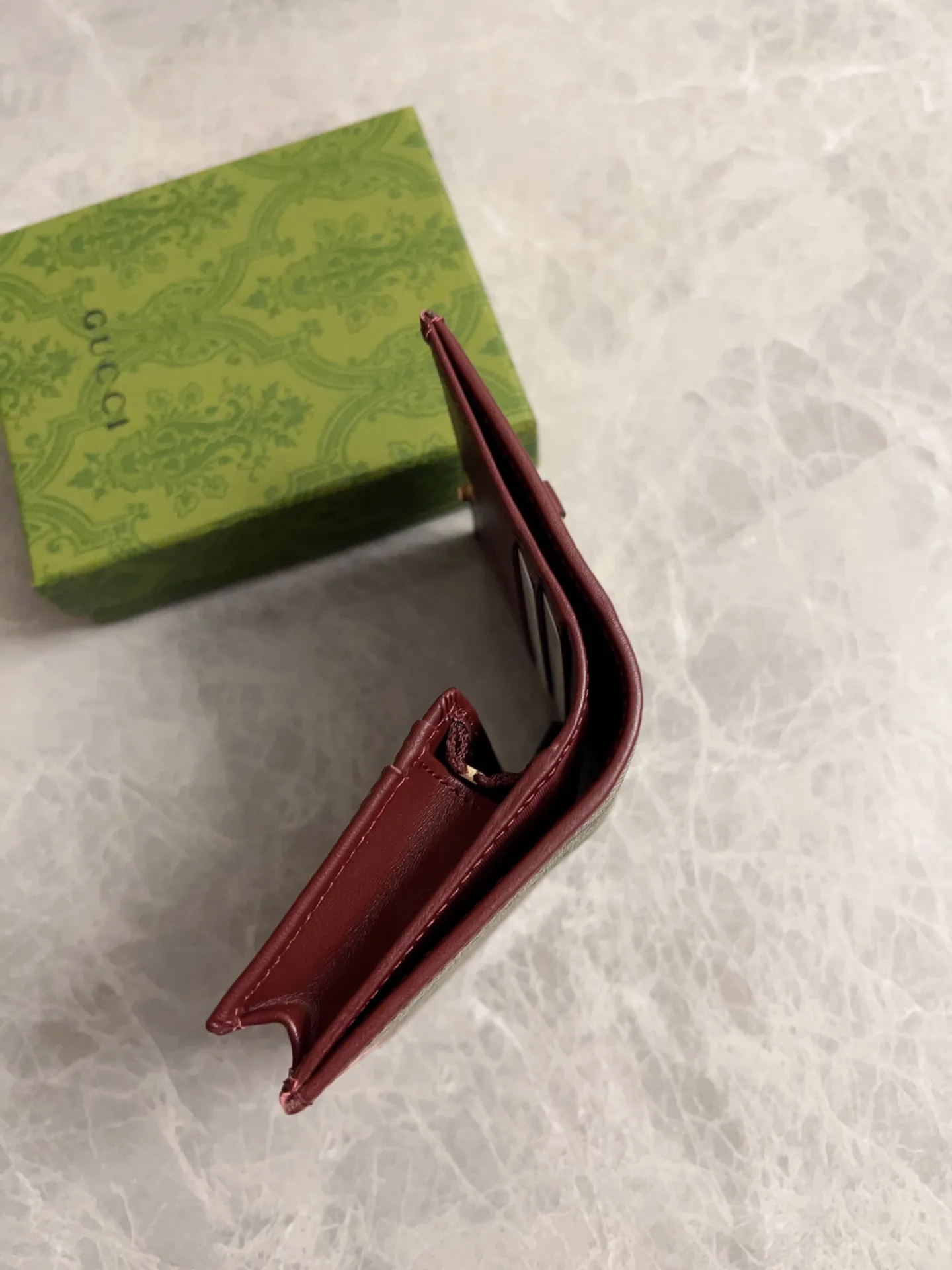 💰360 🇭🇺🇭🇺🐡🐡Newly launched Gucci made of GG Supreme high-end artificial canvas and cowhide material 🐡🐡1955 Horsebit Card Holder This series adopts the same double-ring and long strip design as the handbag 🐡🐡This detail is inspired by the brand’s equestrian origins 🐡🐡It is one of Gucci’s classic heritage🐡🐡It is also one of the brand’s most representative symbolic elements🐡🐡Model: 621887, size: width 11x height 8.5x side width 3cm