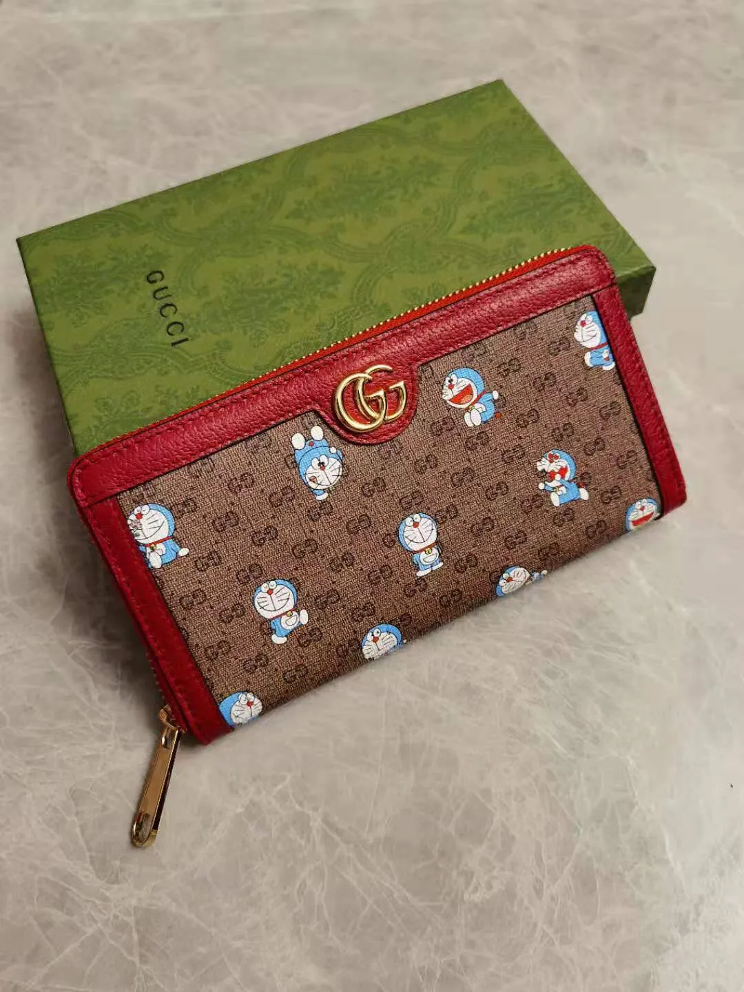 💰430🇭🇺🇭🇺 GUCCI latest! 🧤 🧤 Doraemon x Gucci joint series ~ zipper wallet! The various cute expressions of "Big Fatty" Doraemon are torn and printed on high-grade PVC fabrics, matched with original factory pig-grain cowhide, exquisite and fashionable, model number: 647787, size: 19x10x2cm